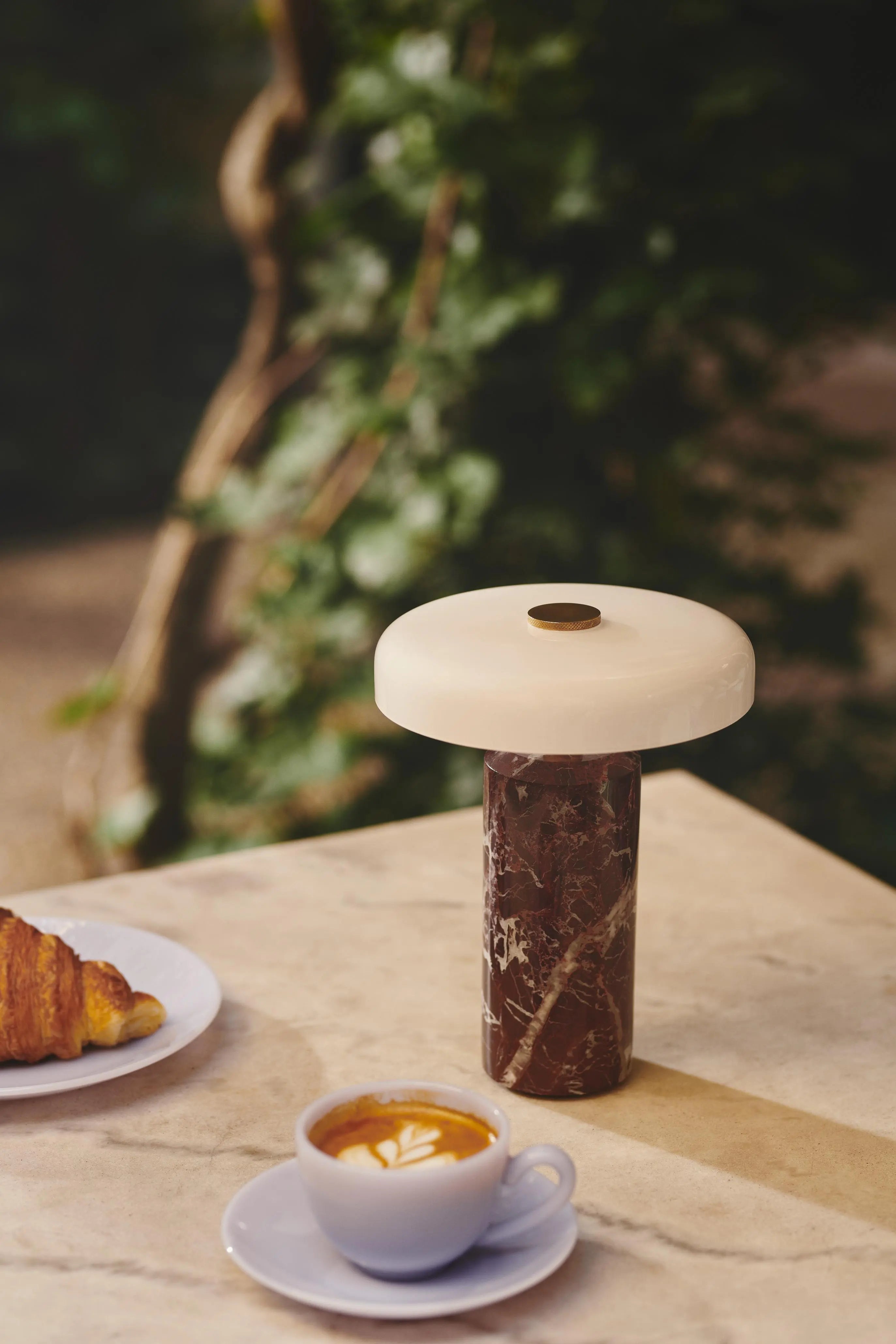 Lampa przenośna TRIP burgundowy marmur z mlecznobiałym szkłem – Design By Us