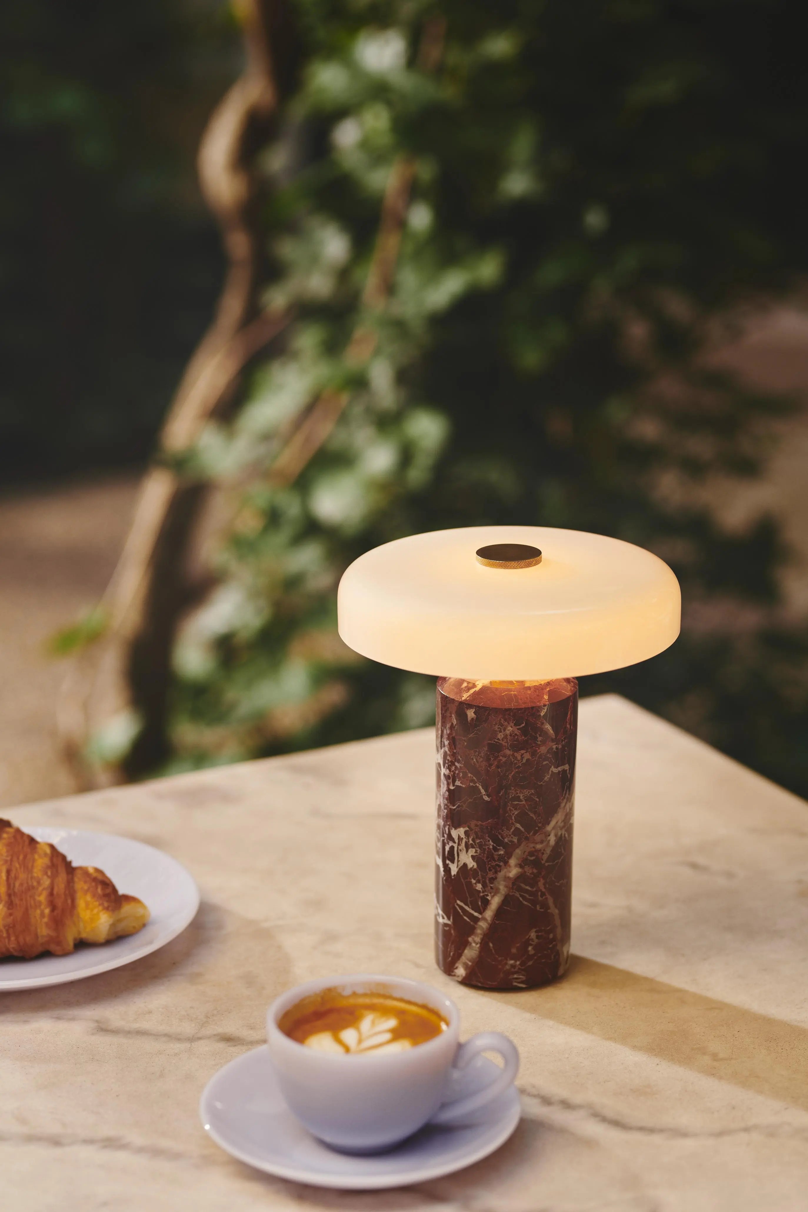 Lampa przenośna TRIP burgundowy marmur z mlecznobiałym szkłem – Design By Us