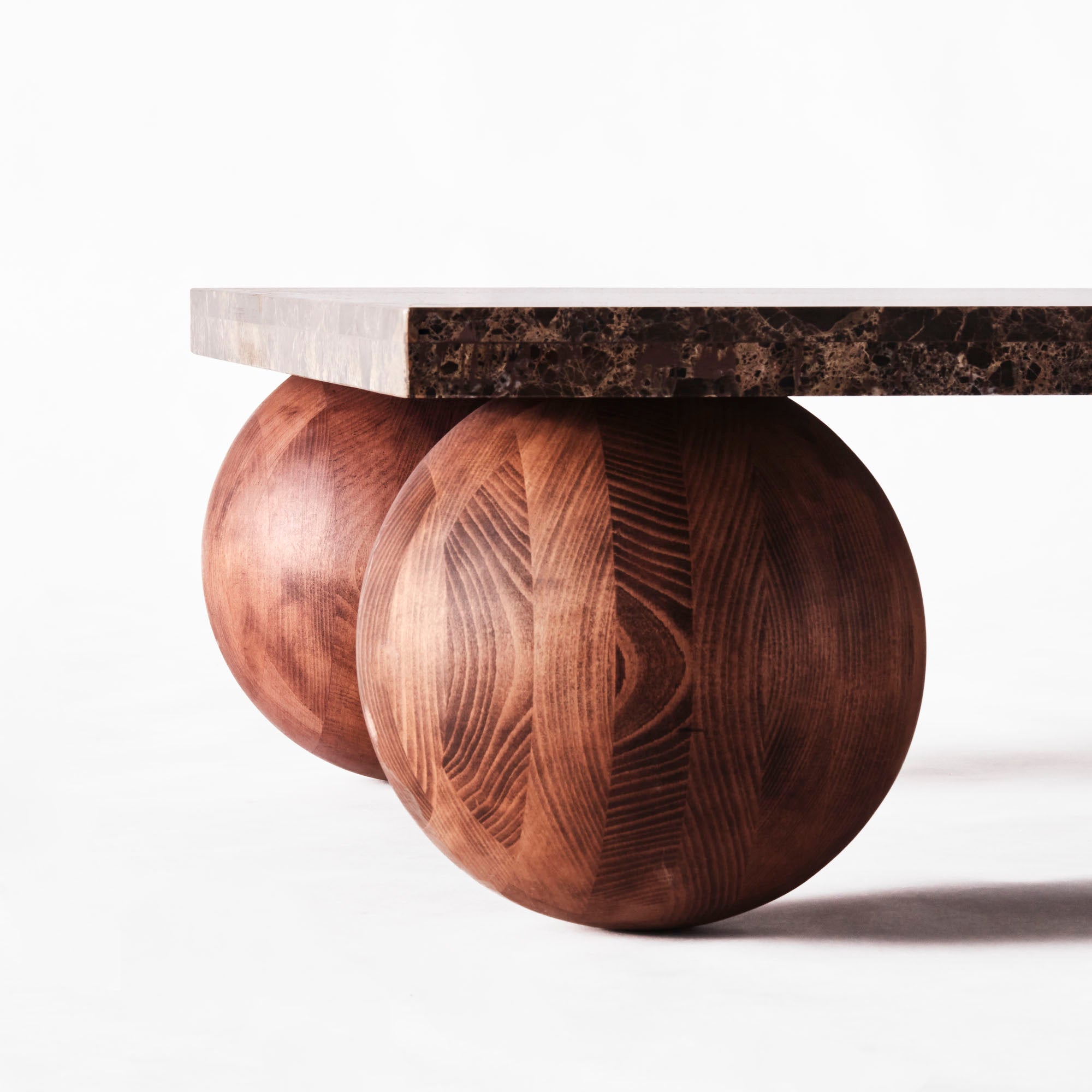 Couchtisch SPHERE aus Emperador-Marmor mit Eschenholzgestell