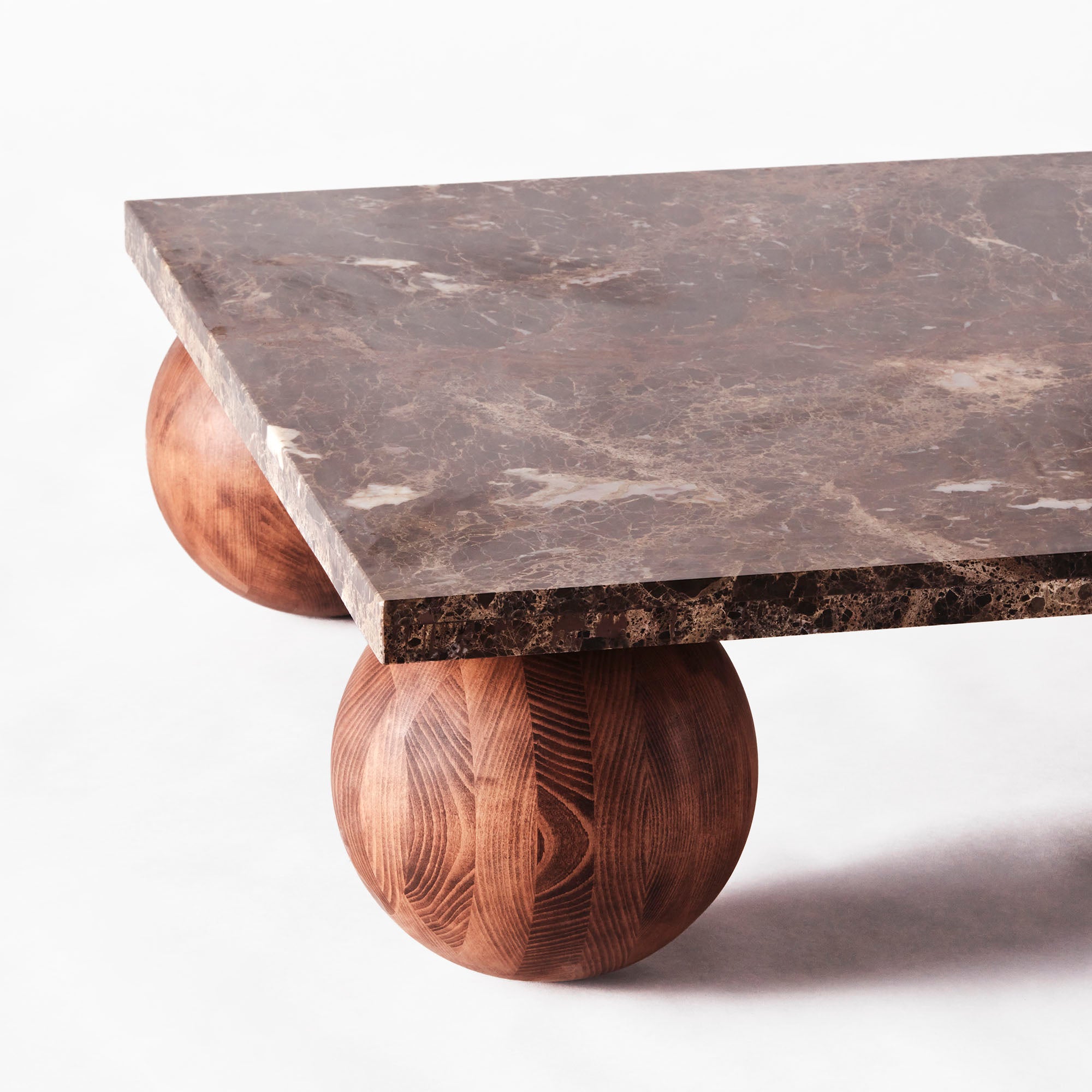 Couchtisch SPHERE aus Emperador-Marmor mit Eschenholzgestell