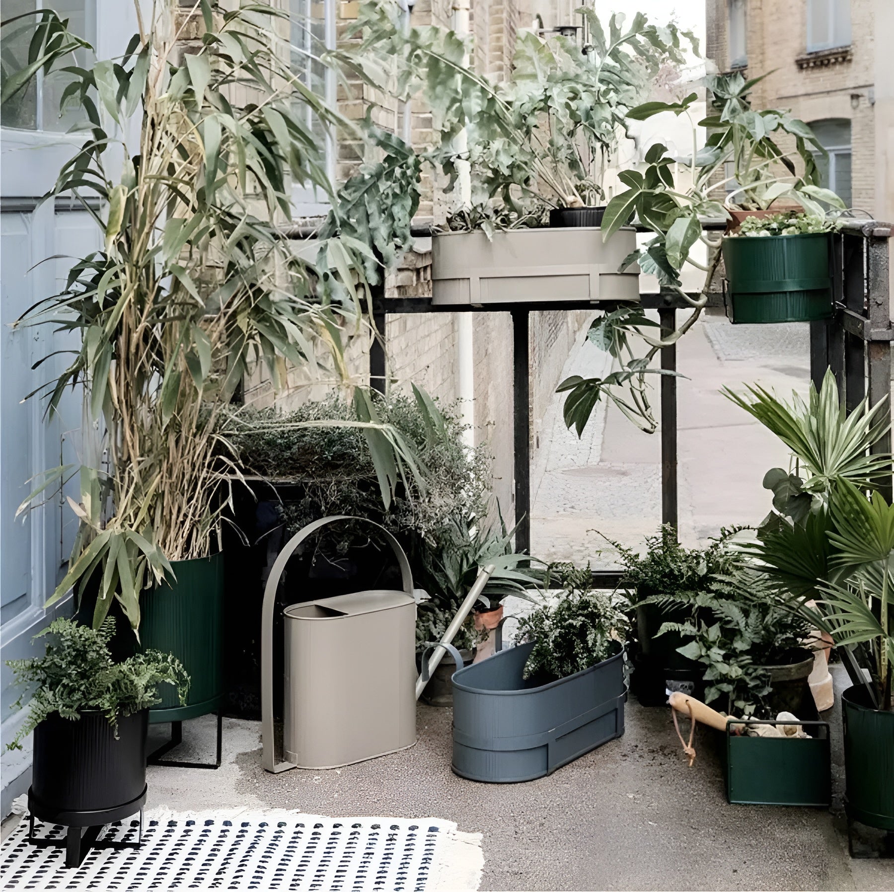 BAU dunkelgrüner Blumentopf