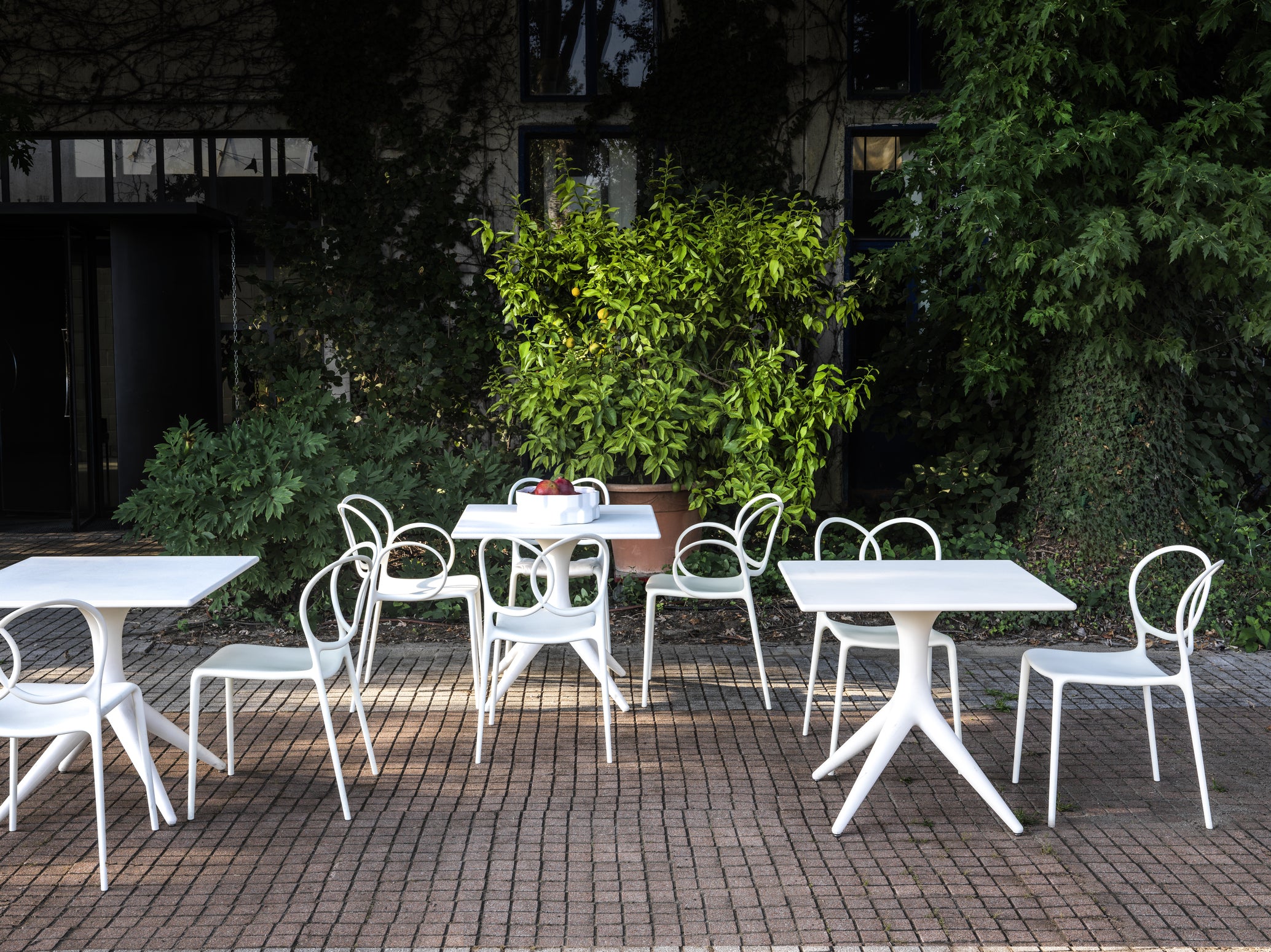 APP white garden table