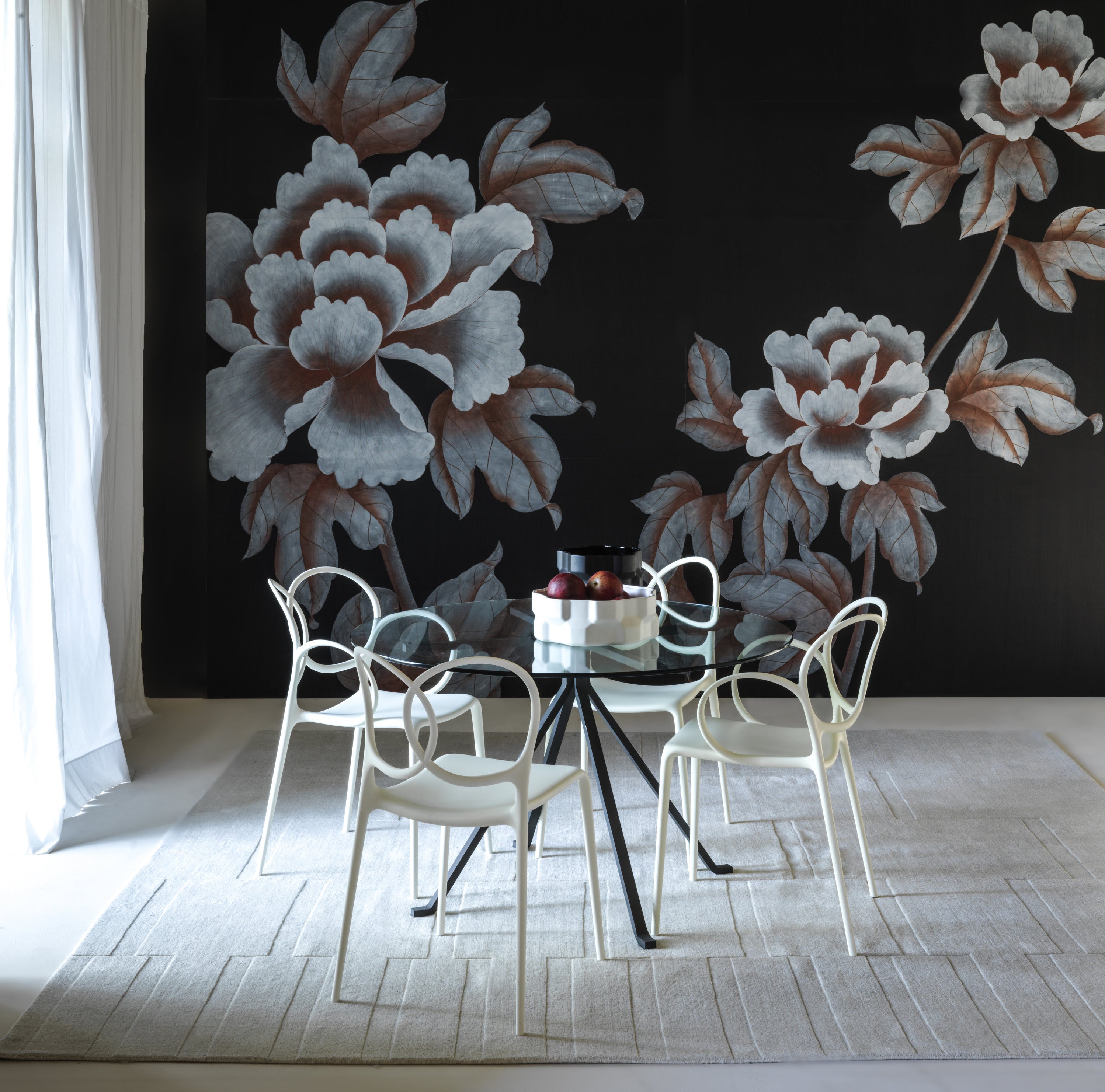 Cudino glass table with a black base