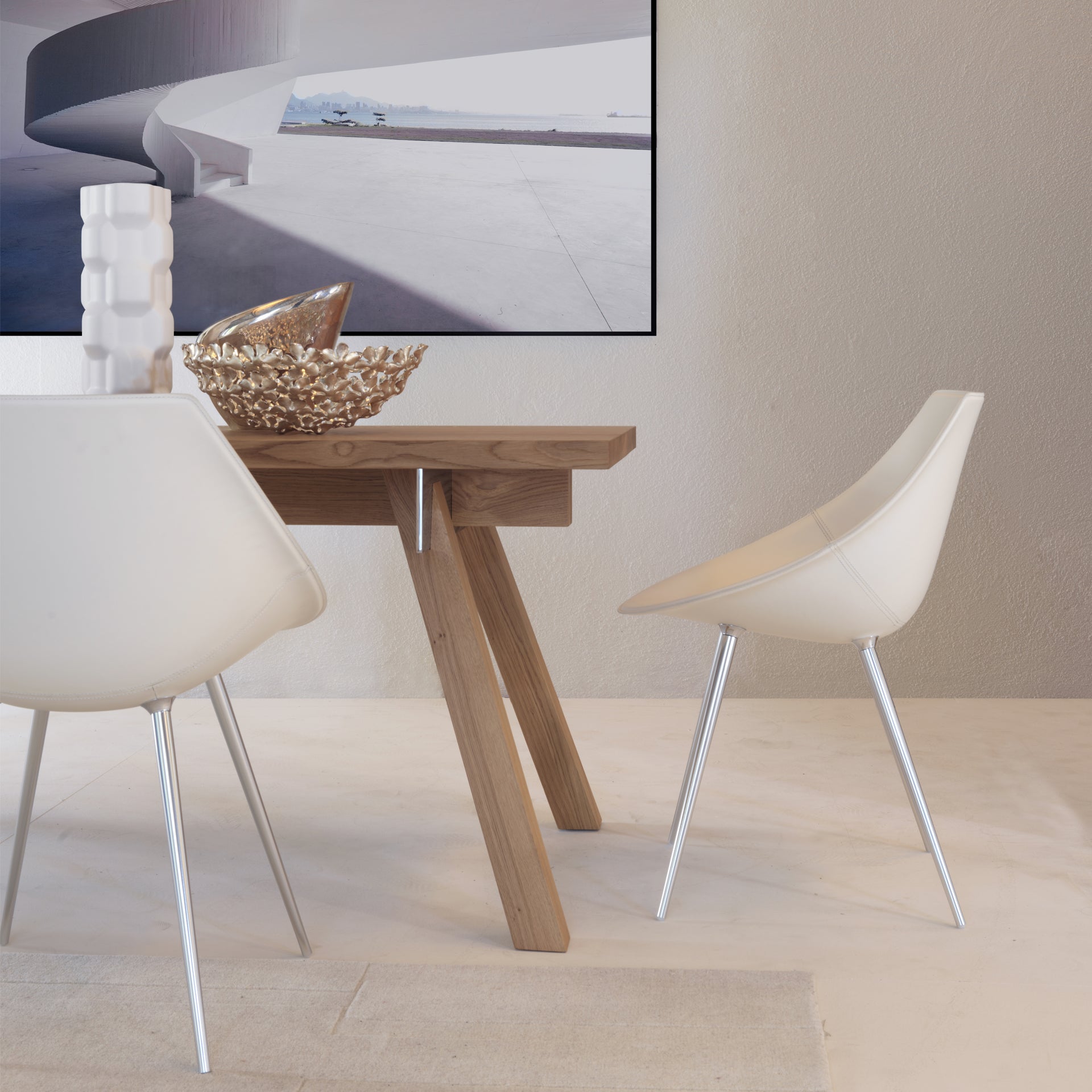 Stuhllagò Beige Leder mit einer Aluminiumbasis