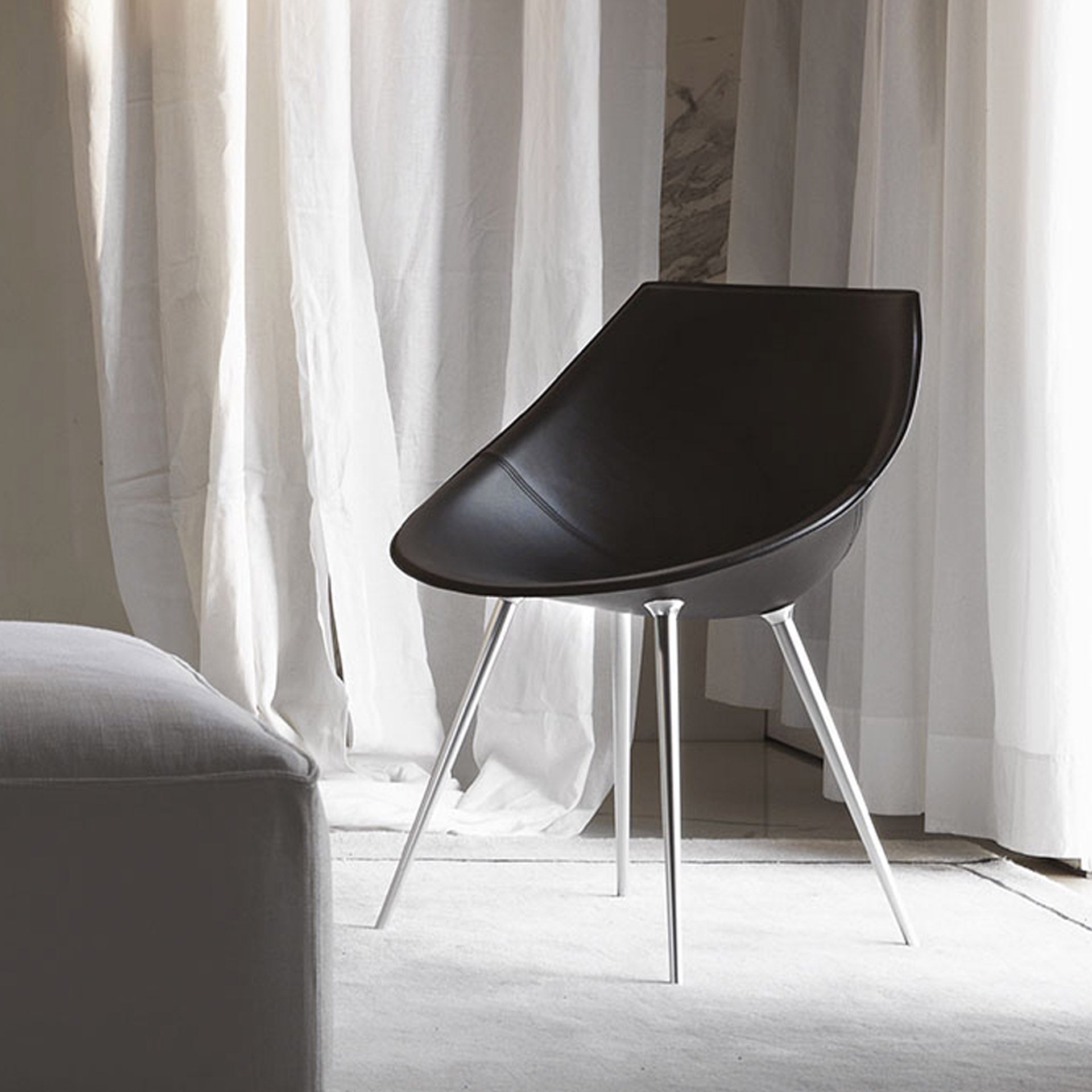 Stuhllagò Beige Leder mit einer Aluminiumbasis
