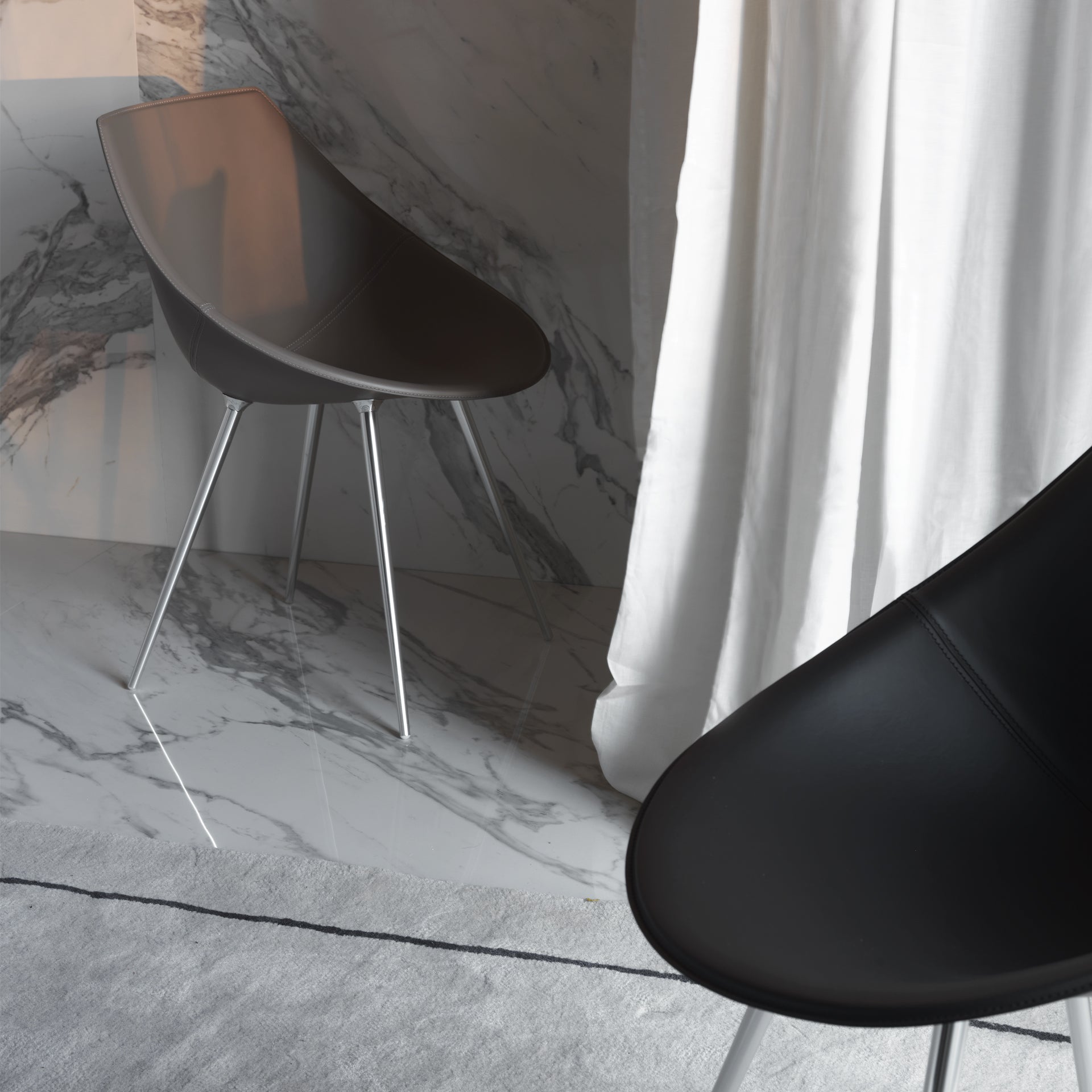 Stuhllagò Beige Leder mit einer Aluminiumbasis