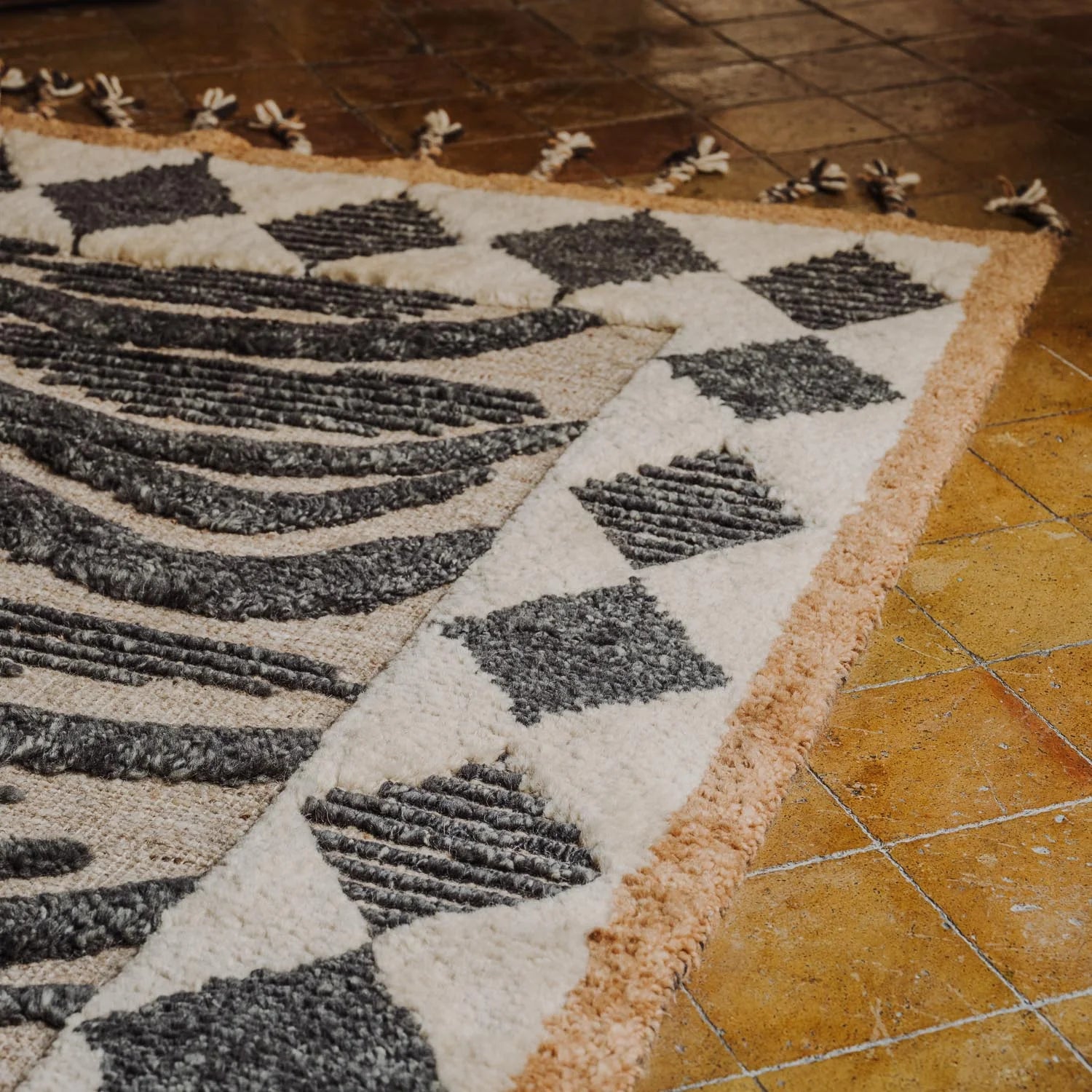 Wool rug WILDCAT black-beige with fringes