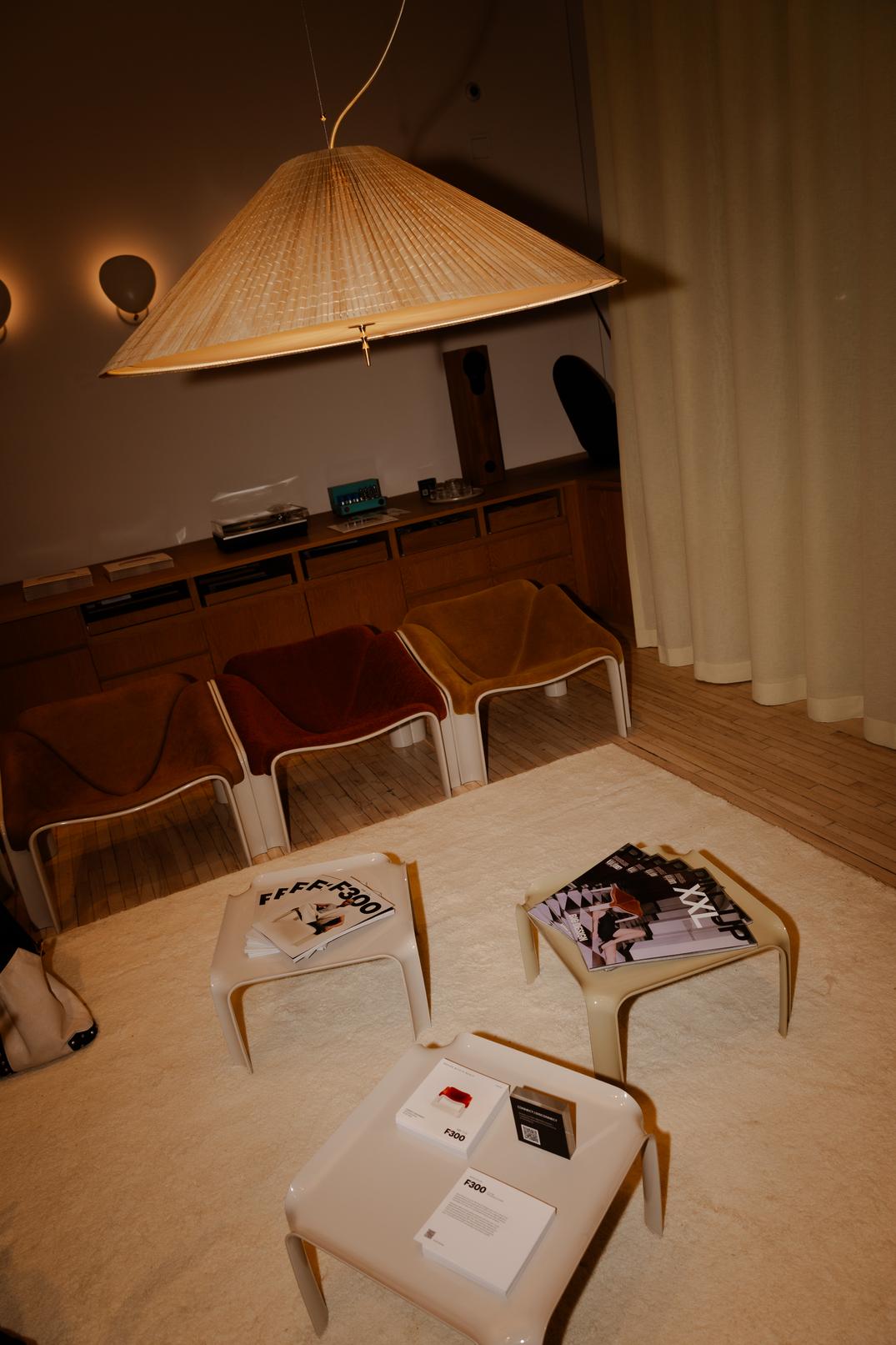 F300 Armchair in Cognac with White Base