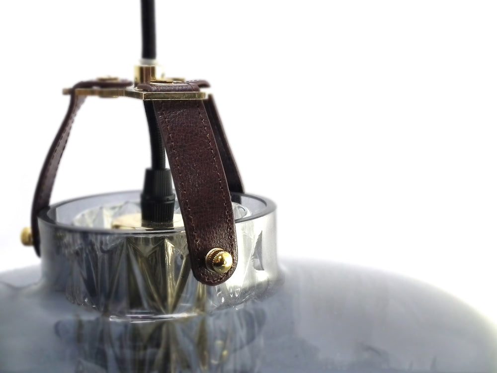 Pendelleuchte ADDICTED TO US rauchiges Glas mit cognacfarbenem Leder