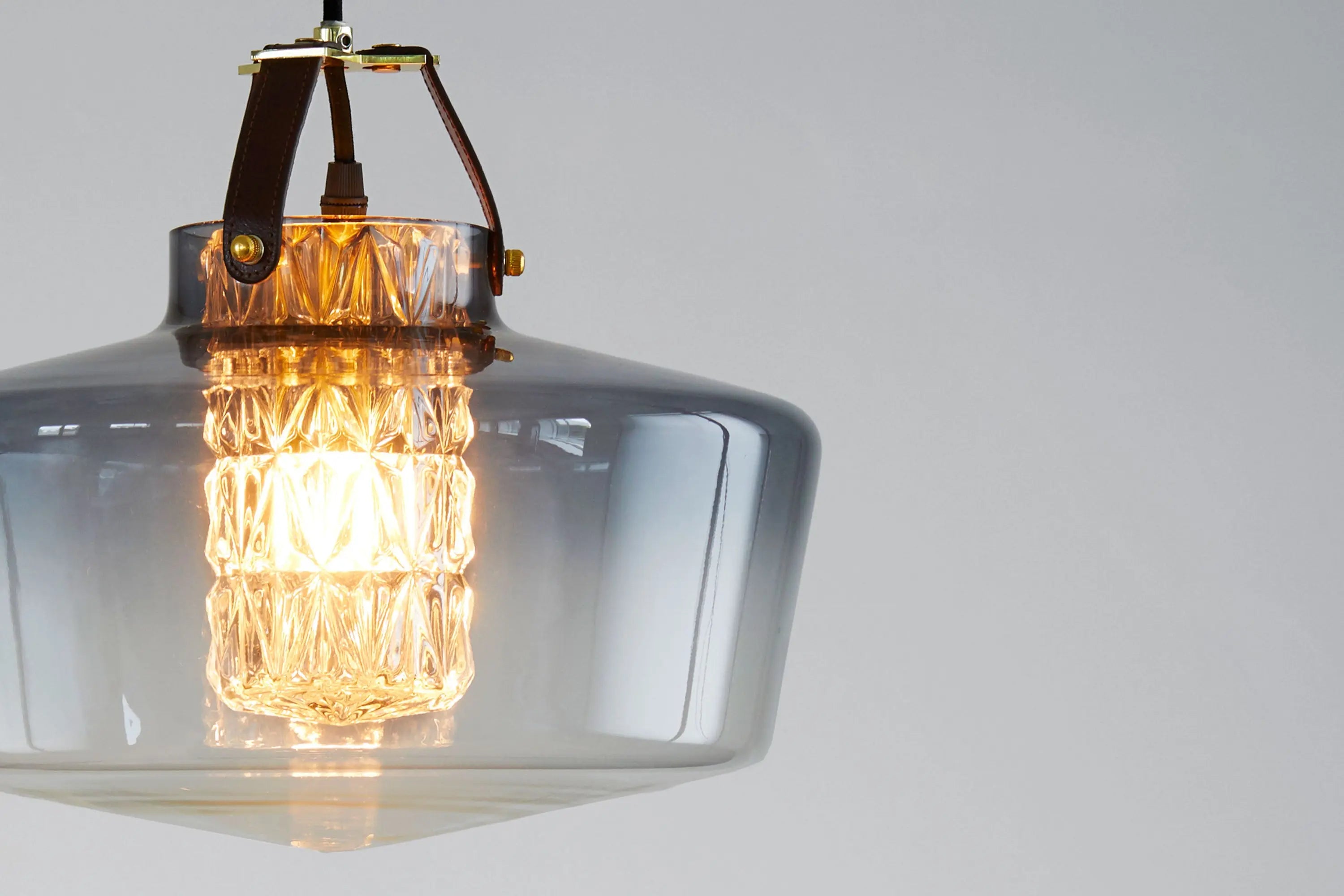 Lampa wisząca ADDICTED TO US dymione szkło z koniakową skórą – Design By Us