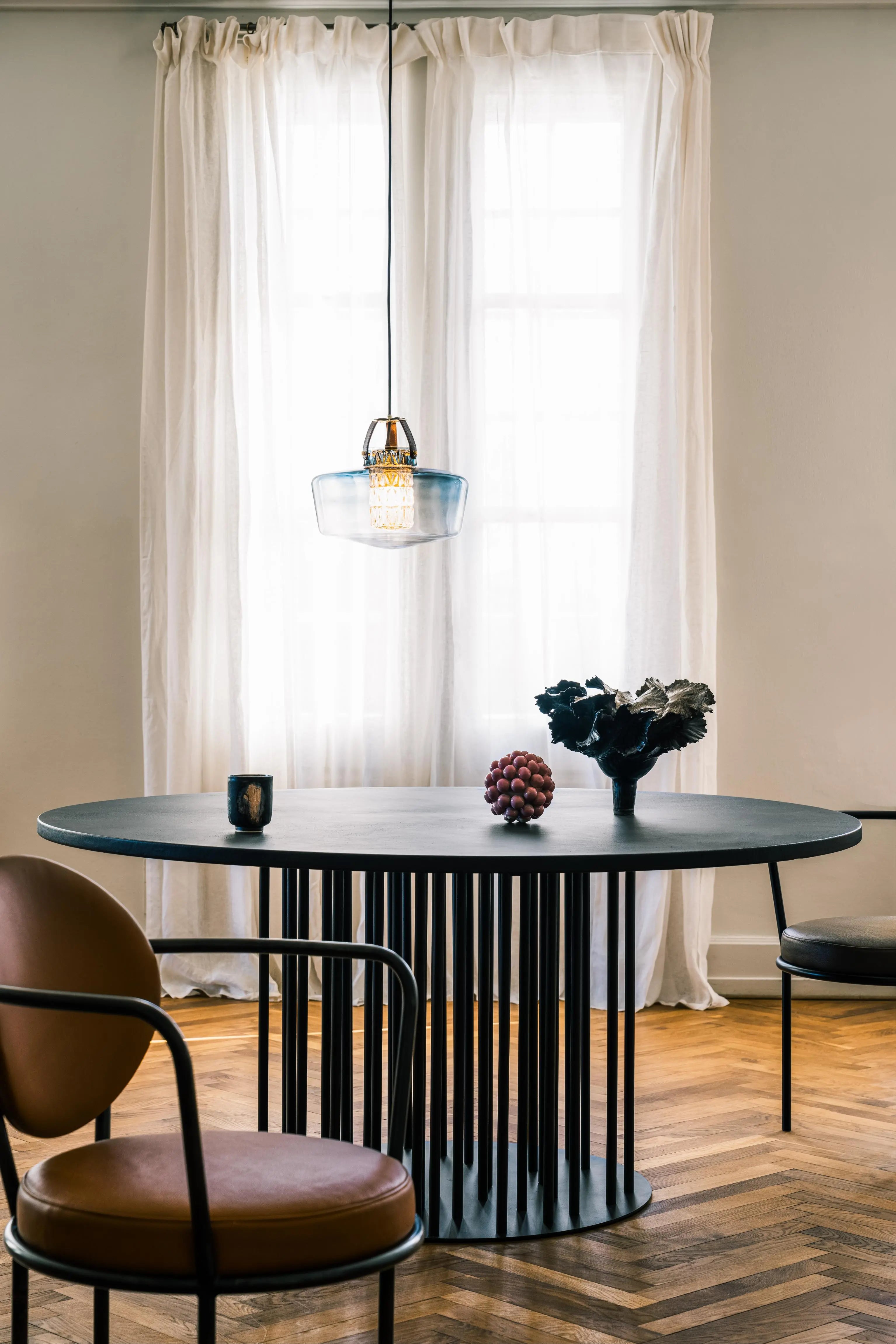 Lampa wisząca ADDICTED TO US dymione szkło z koniakową skórą – Design By Us
