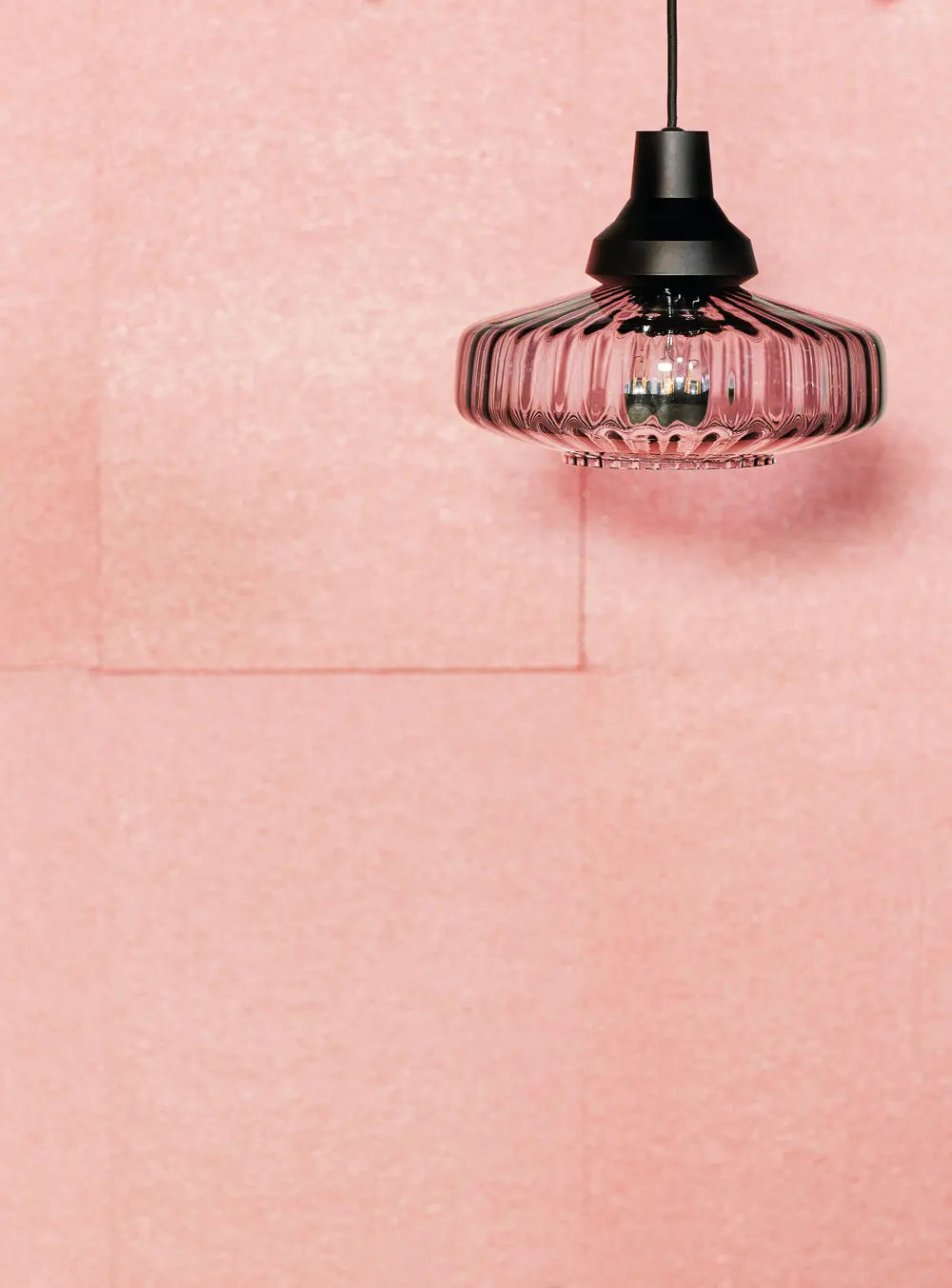 Lampa wisząca NEW WAVE OPTIC dymione szkło z czarnym wykończeniem – Design By Us