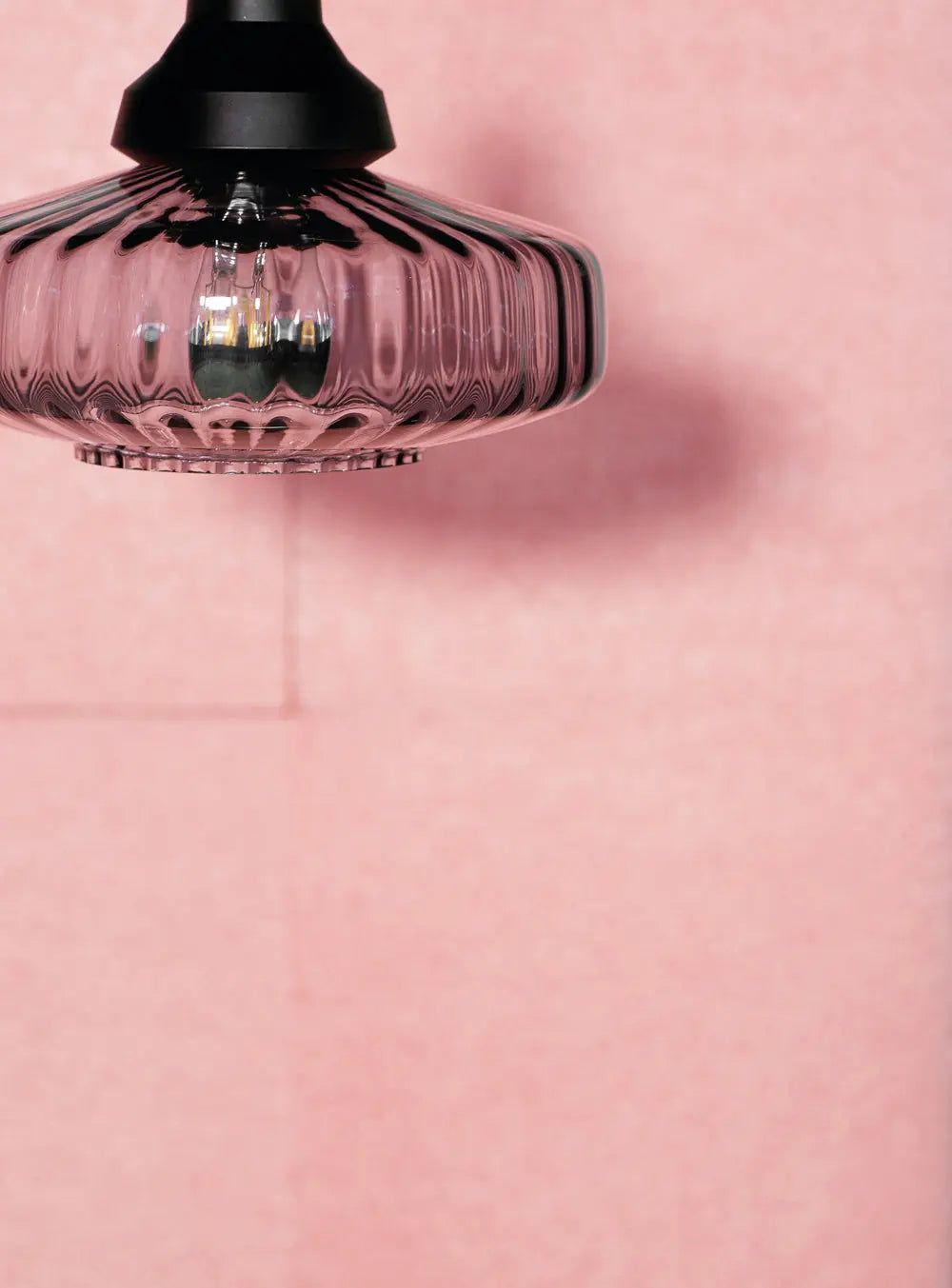 Lampa wisząca NEW WAVE OPTIC dymione szkło z czarnym wykończeniem – Design By Us