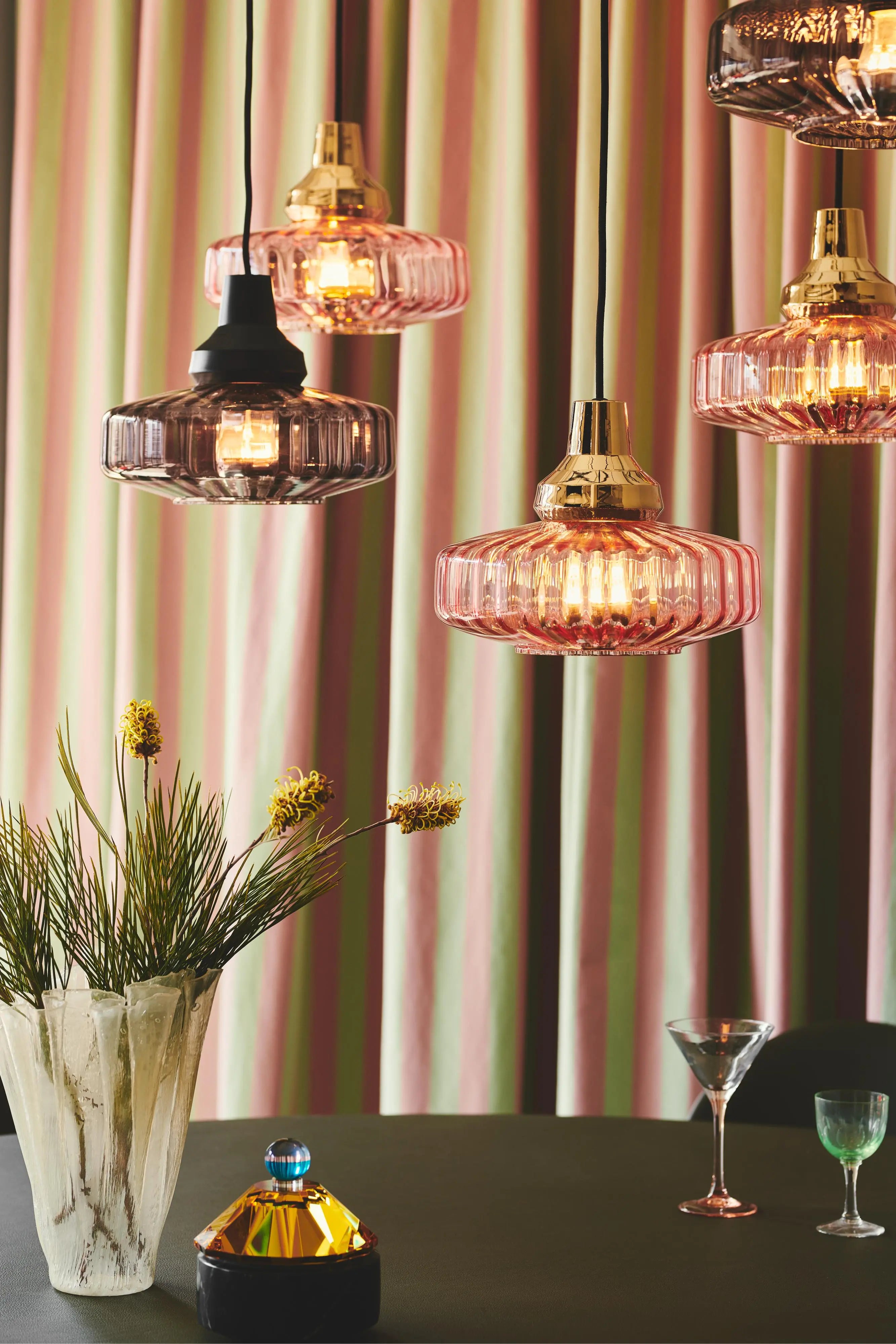 Lampa wisząca NEW WAVE OPTIC dymione szkło z czarnym wykończeniem – Design By Us