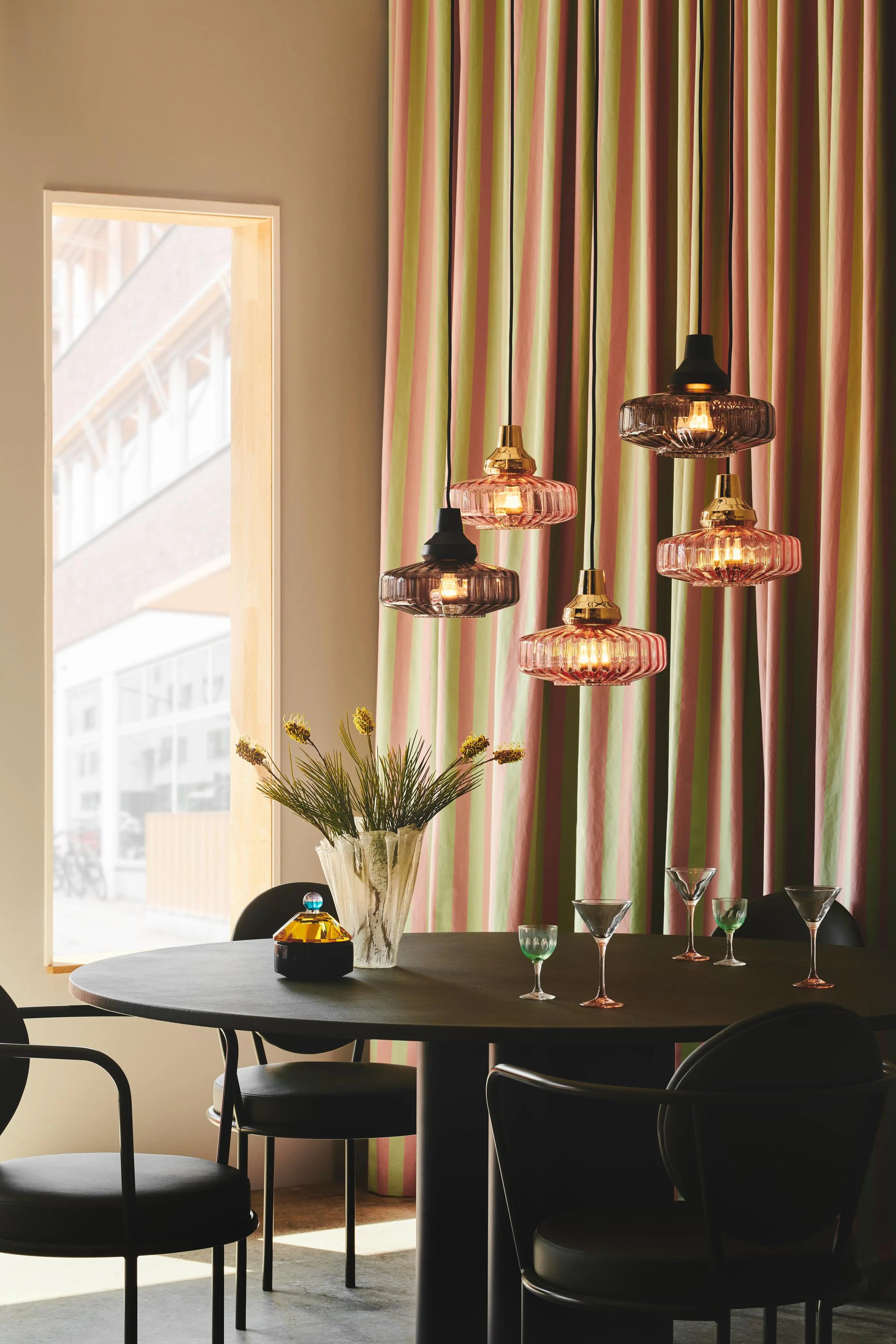 Lampa wisząca NEW WAVE OPTIC dymione szkło z czarnym wykończeniem – Design By Us