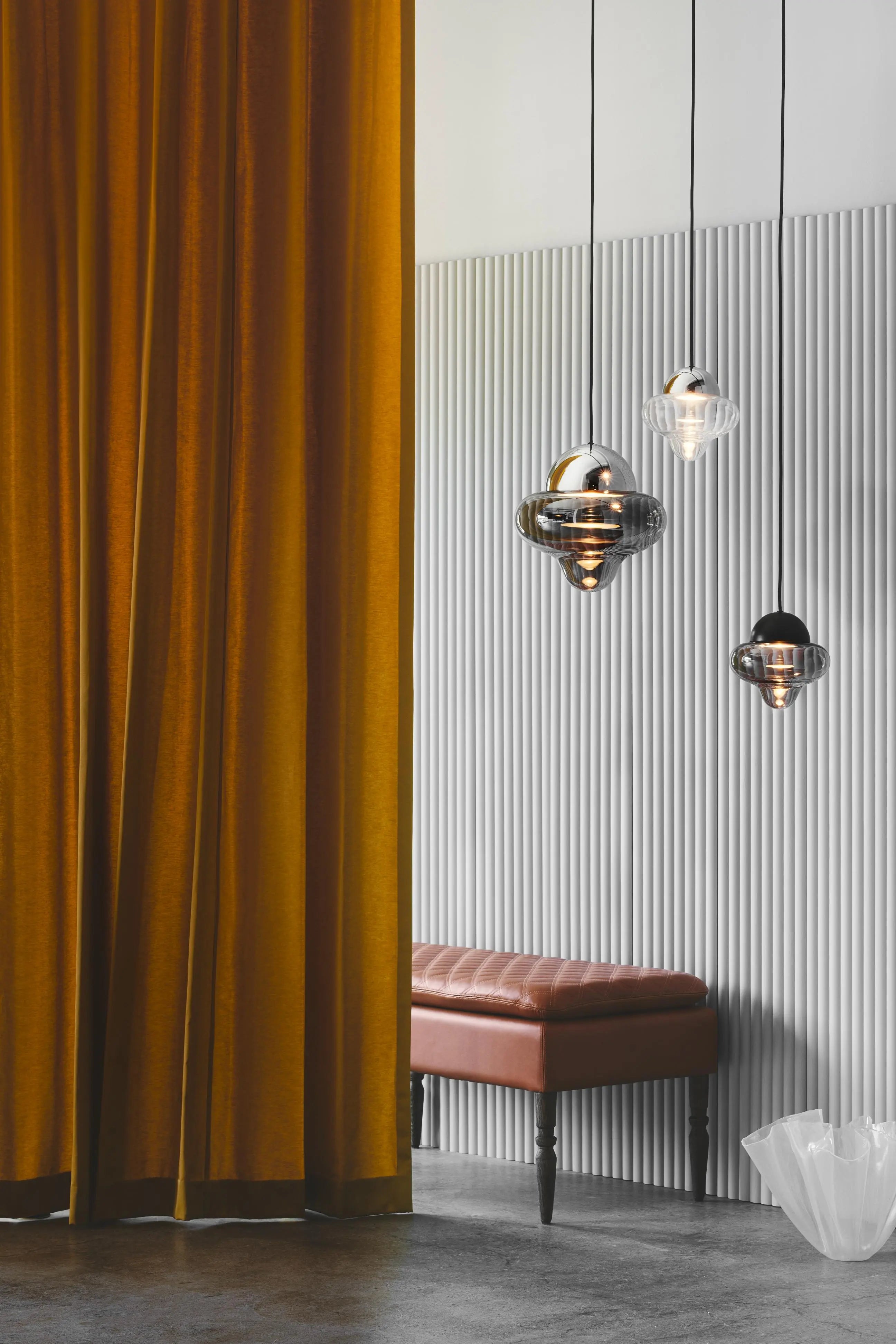 Lampa wisząca NUTTY szkło dymione z czarnym wykończeniem – Design By Us