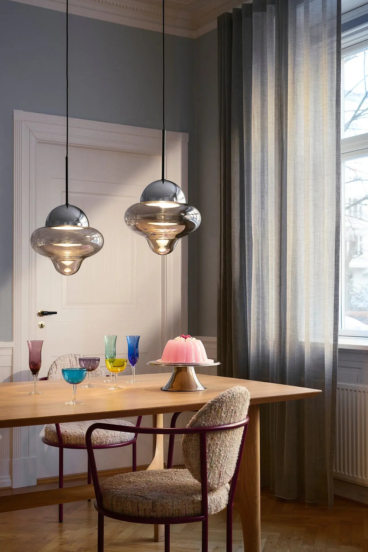 Lampa wisząca NUTTY szkło dymione ze srebrnym wykończeniem – Design By Us
