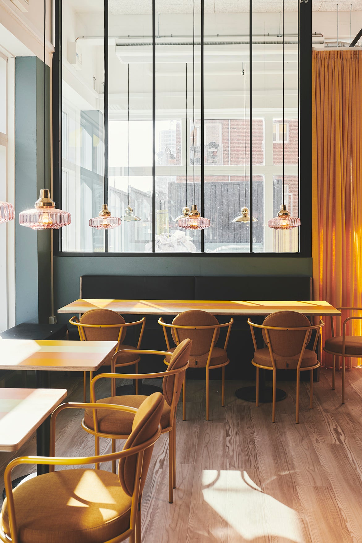 Pendelleuchte NEW WAVE OPTIC rosa Glas mit goldener Veredelung