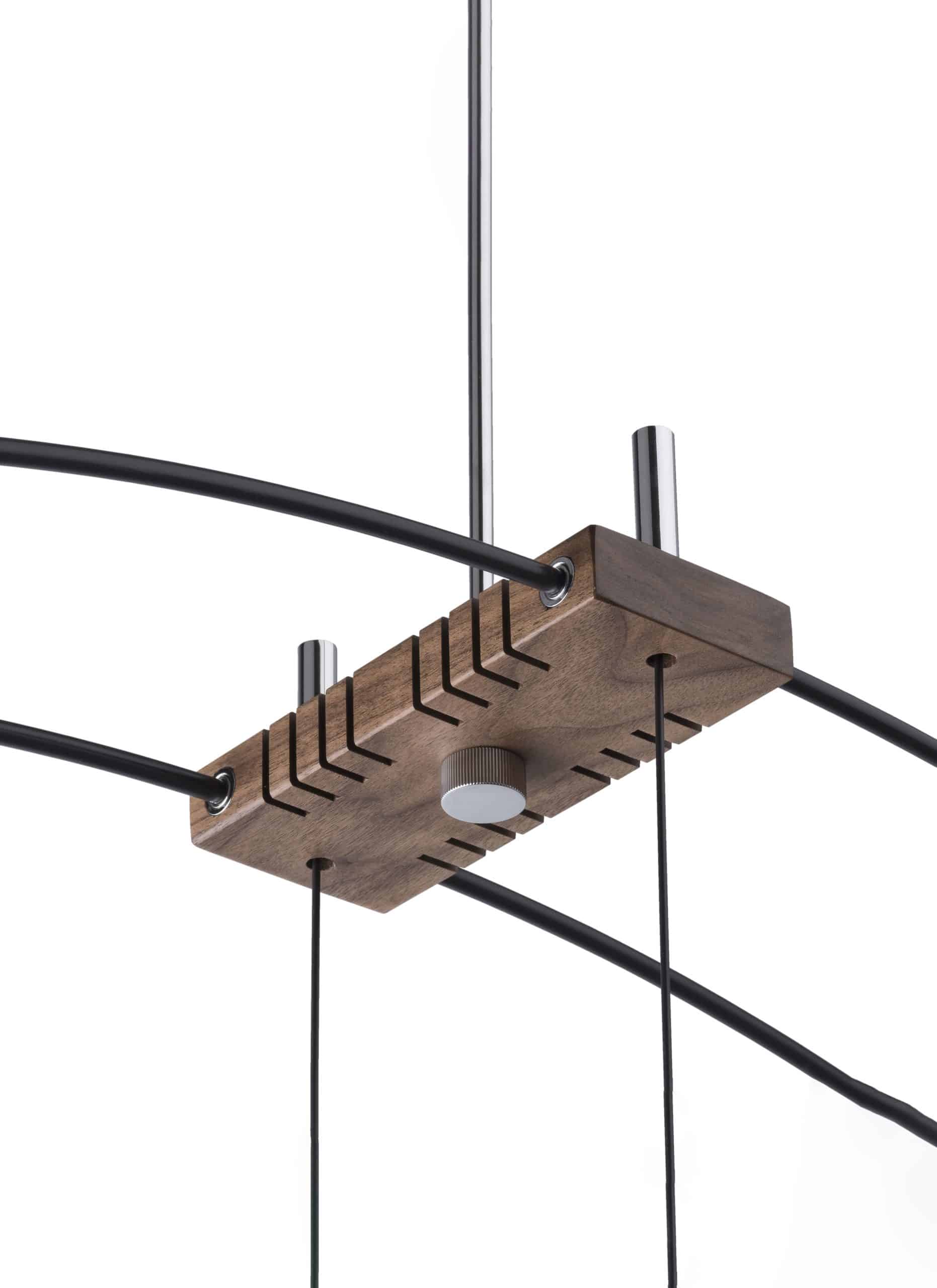 Wanduhr DELMORI aus Nussbaumholz mit Schwarz und Chrom