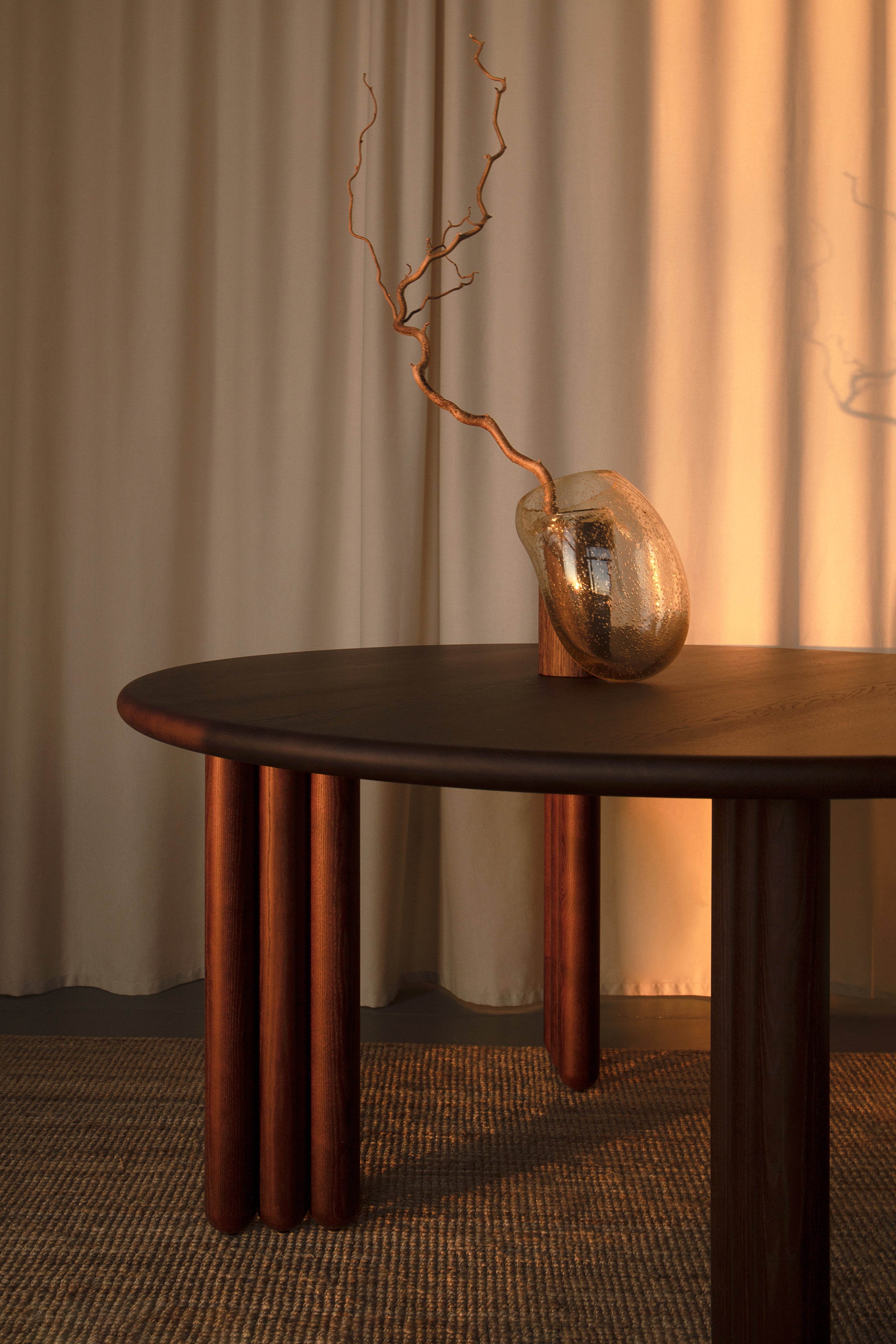 Runder Tisch FLOCK aus braunem Eschenholz