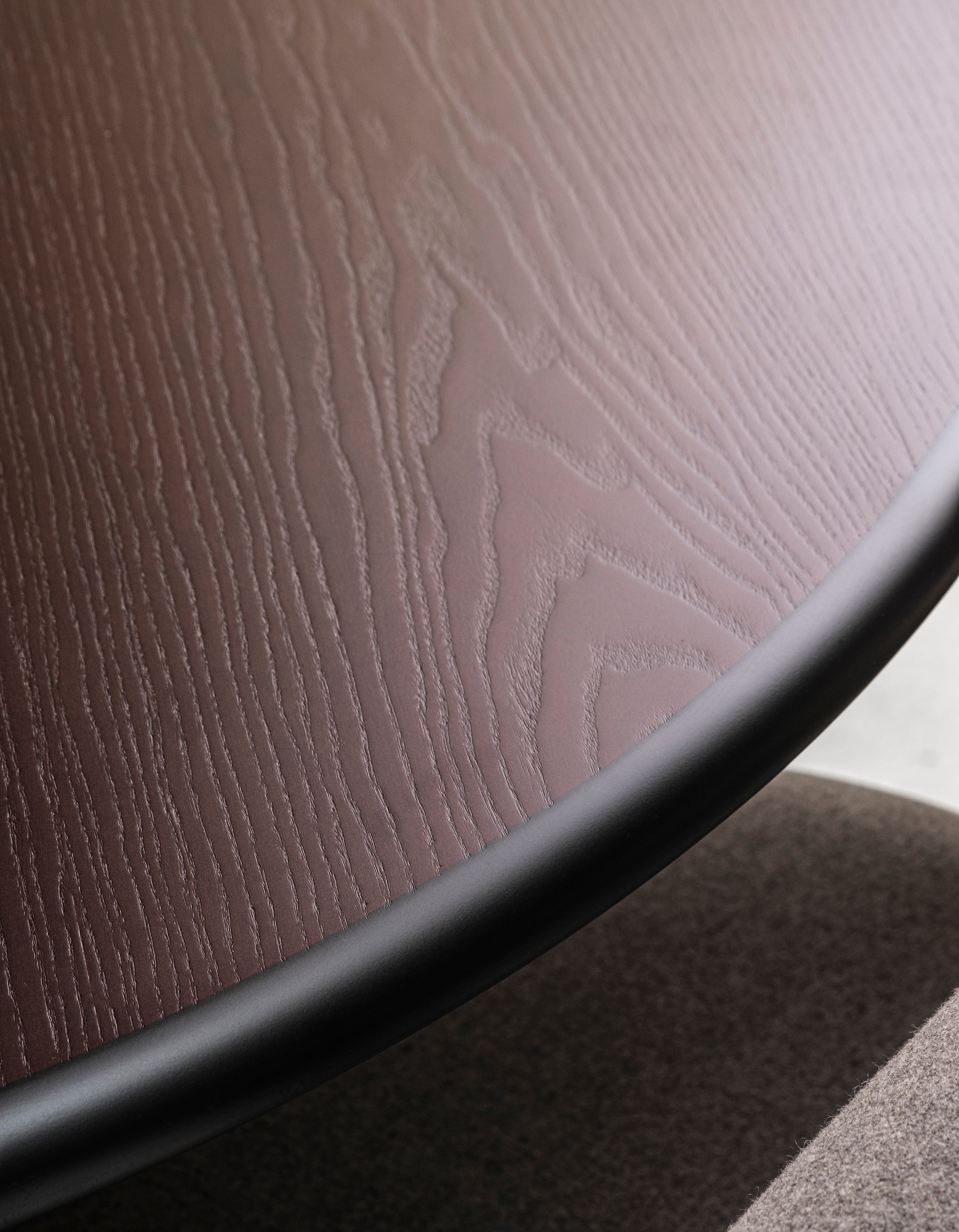 Runder Tisch PAUL aus braunem Eschenholz