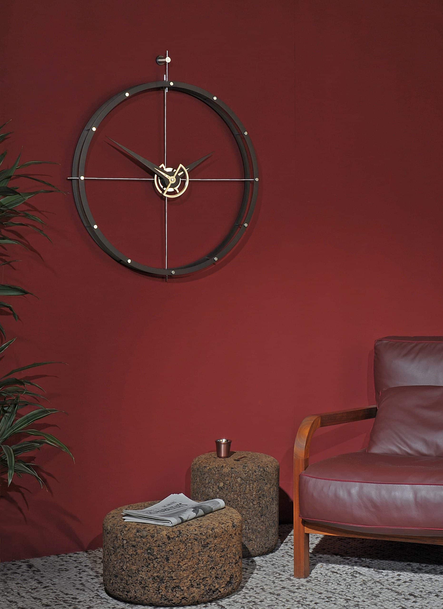 Wanduhr DOUBLE O aus Nussbaumholz mit Calabo-Oberfläche und Chromakzenten