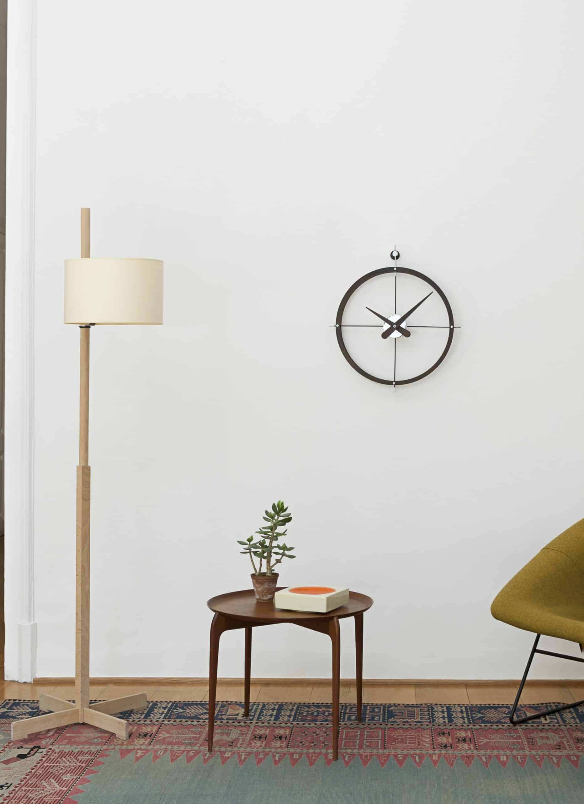 Wanduhr DOS PUNTOS Nussbaum mit Chrom