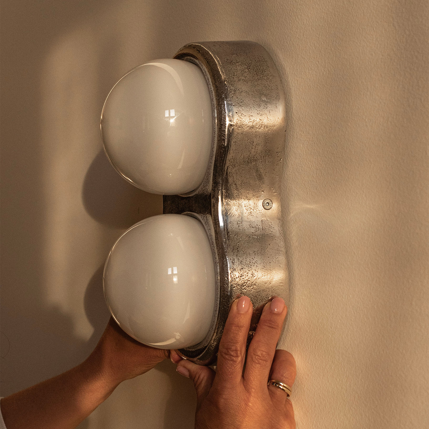 Kinkiet SWING szkło opalowe z aluminiową podstawą