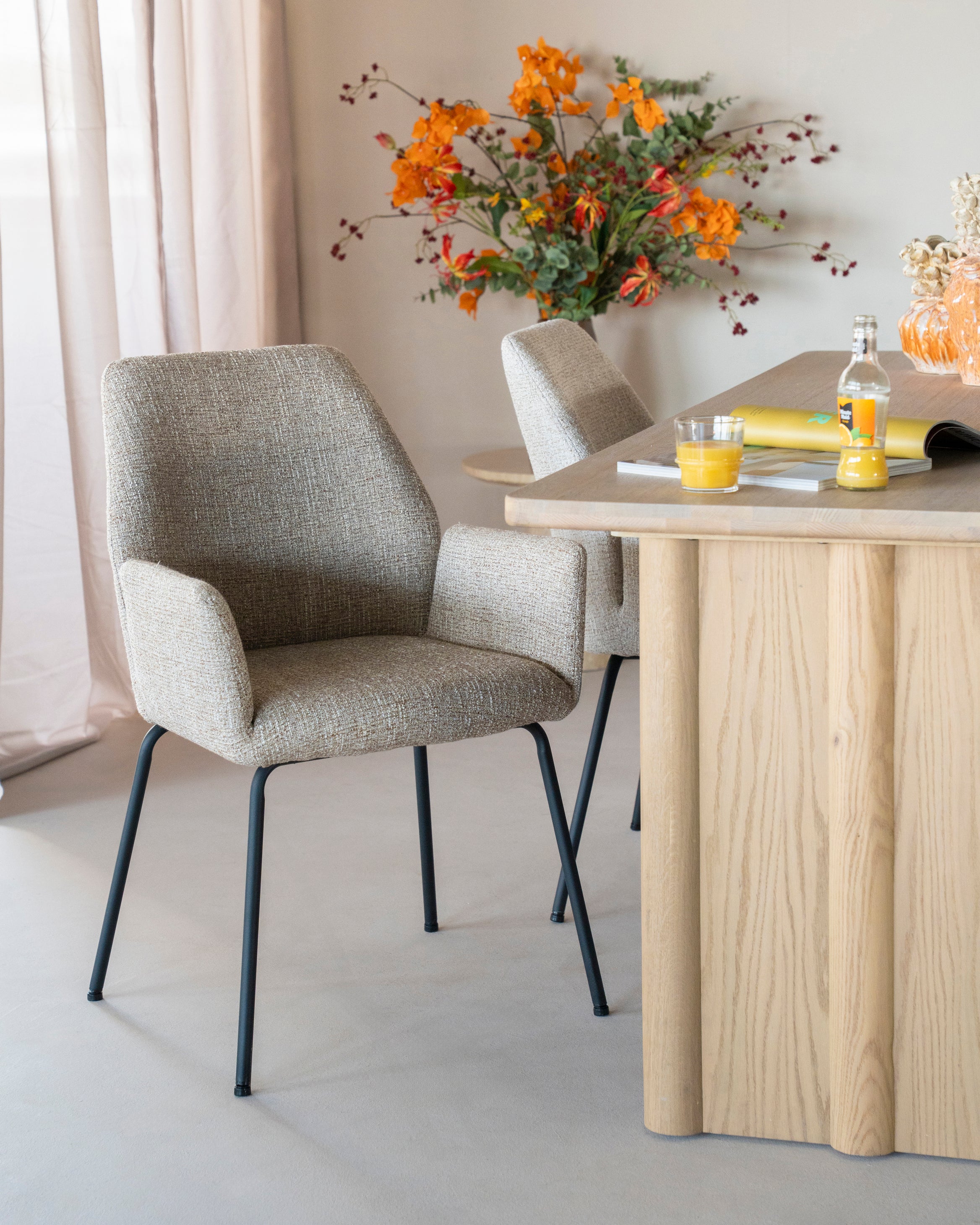 Stuhl INDY taupe mit schwarzem Gestell