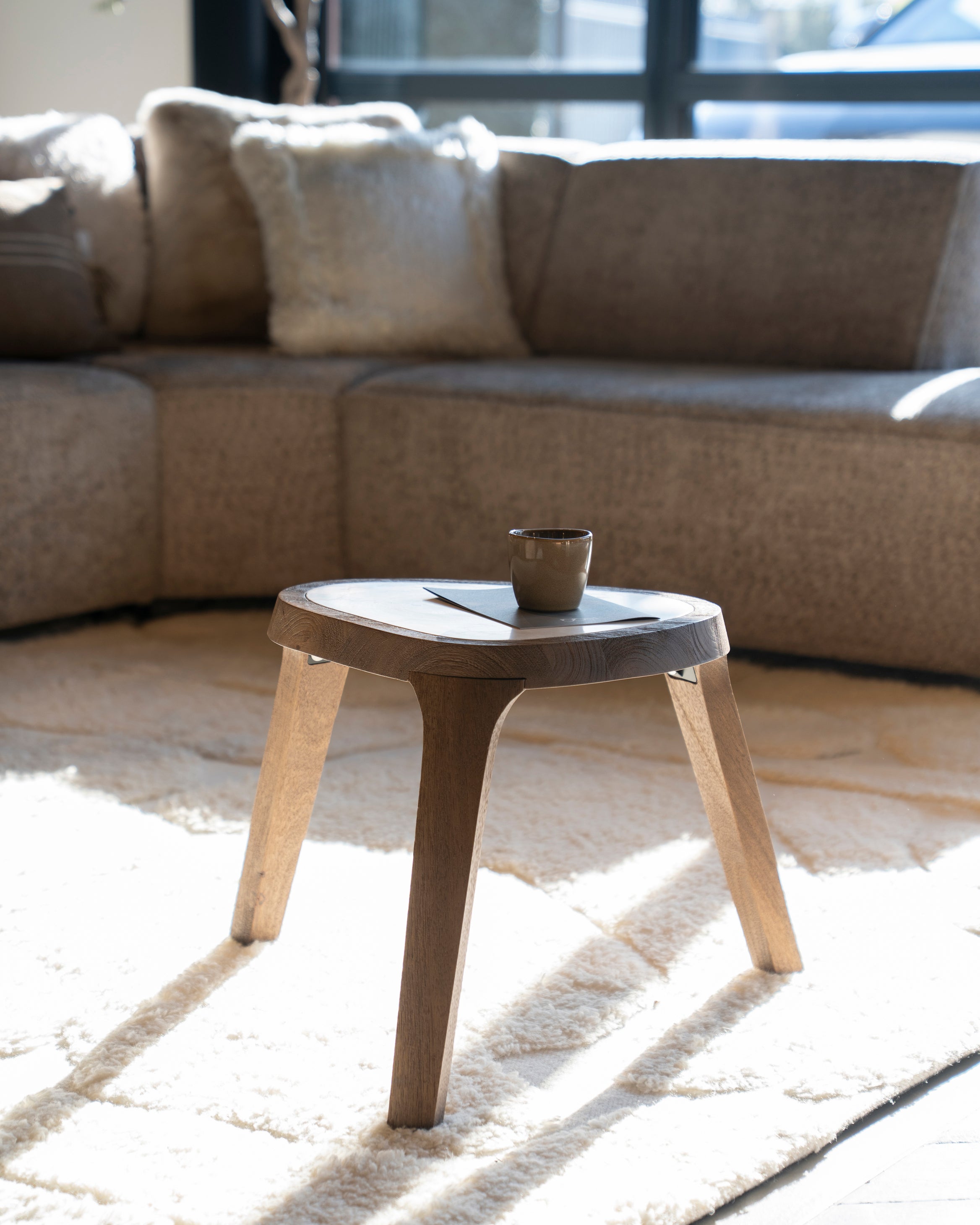 Stolik boczny FRED kremowy marmur z drewnianą podstawą