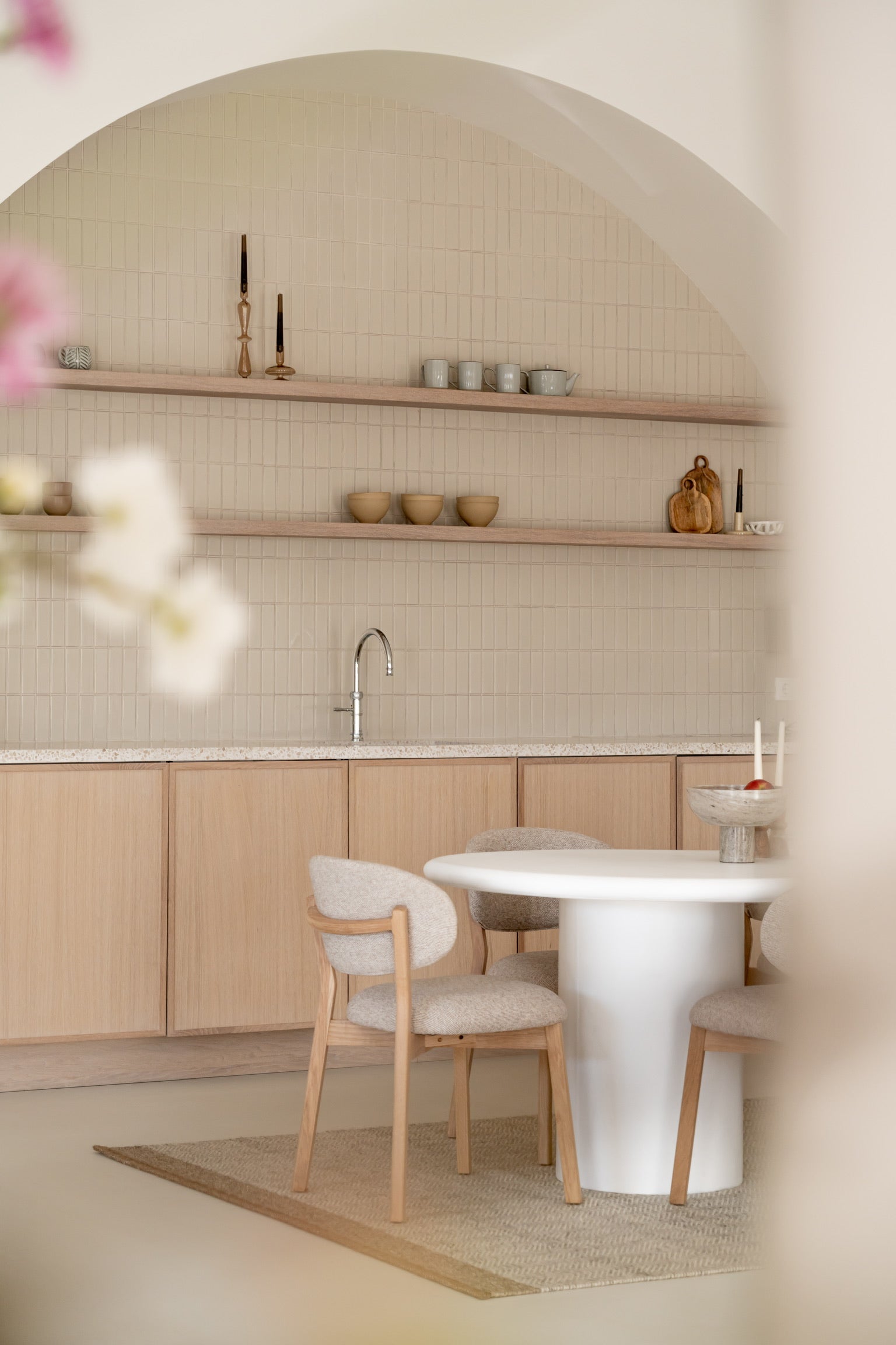 Stuhl MIKKY taupe mit Eichenbasis