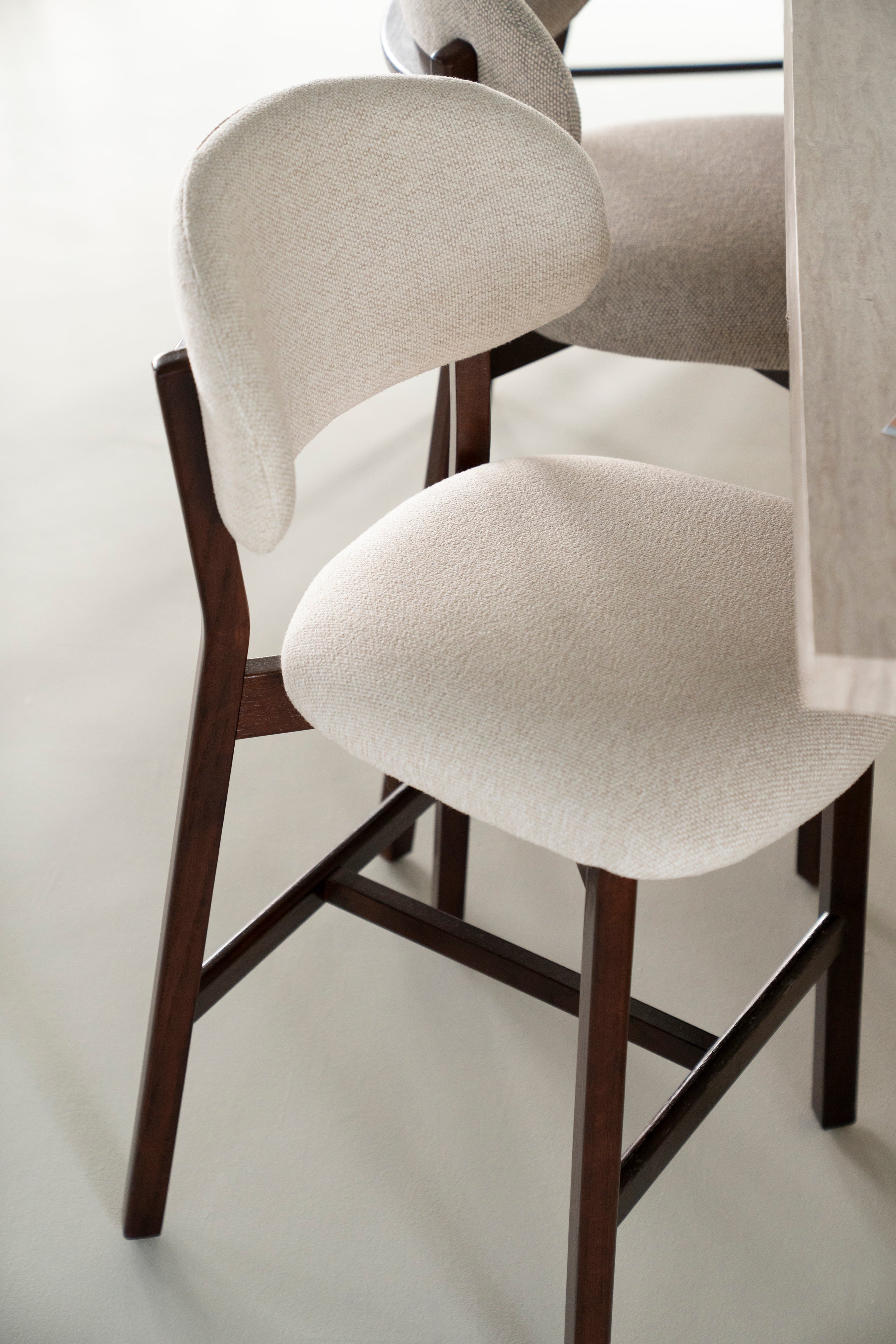 MIKKY taupe stool with oak base