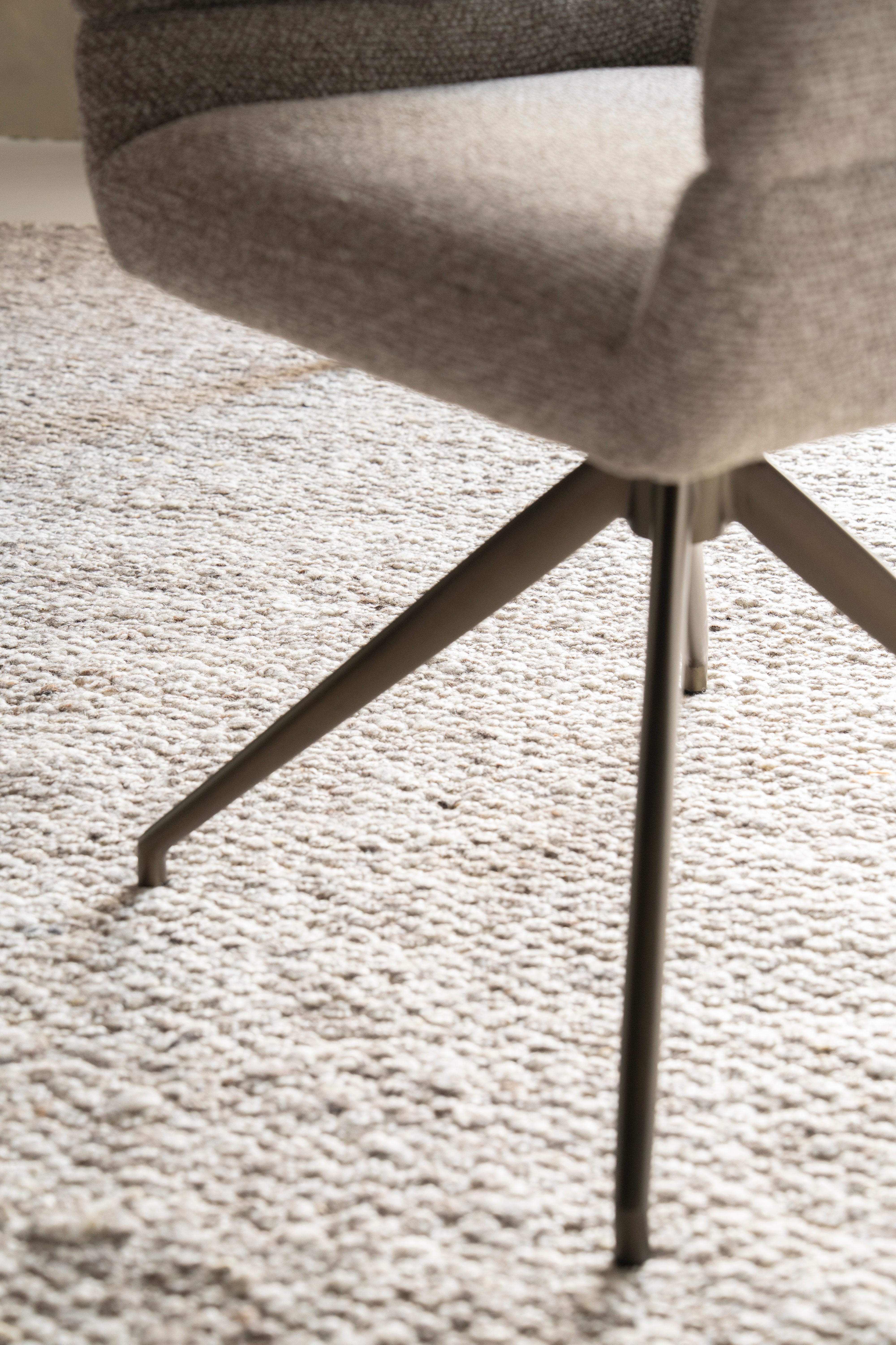 Drehstuhl HAILEY beige mit dunkelbraunem Fuß