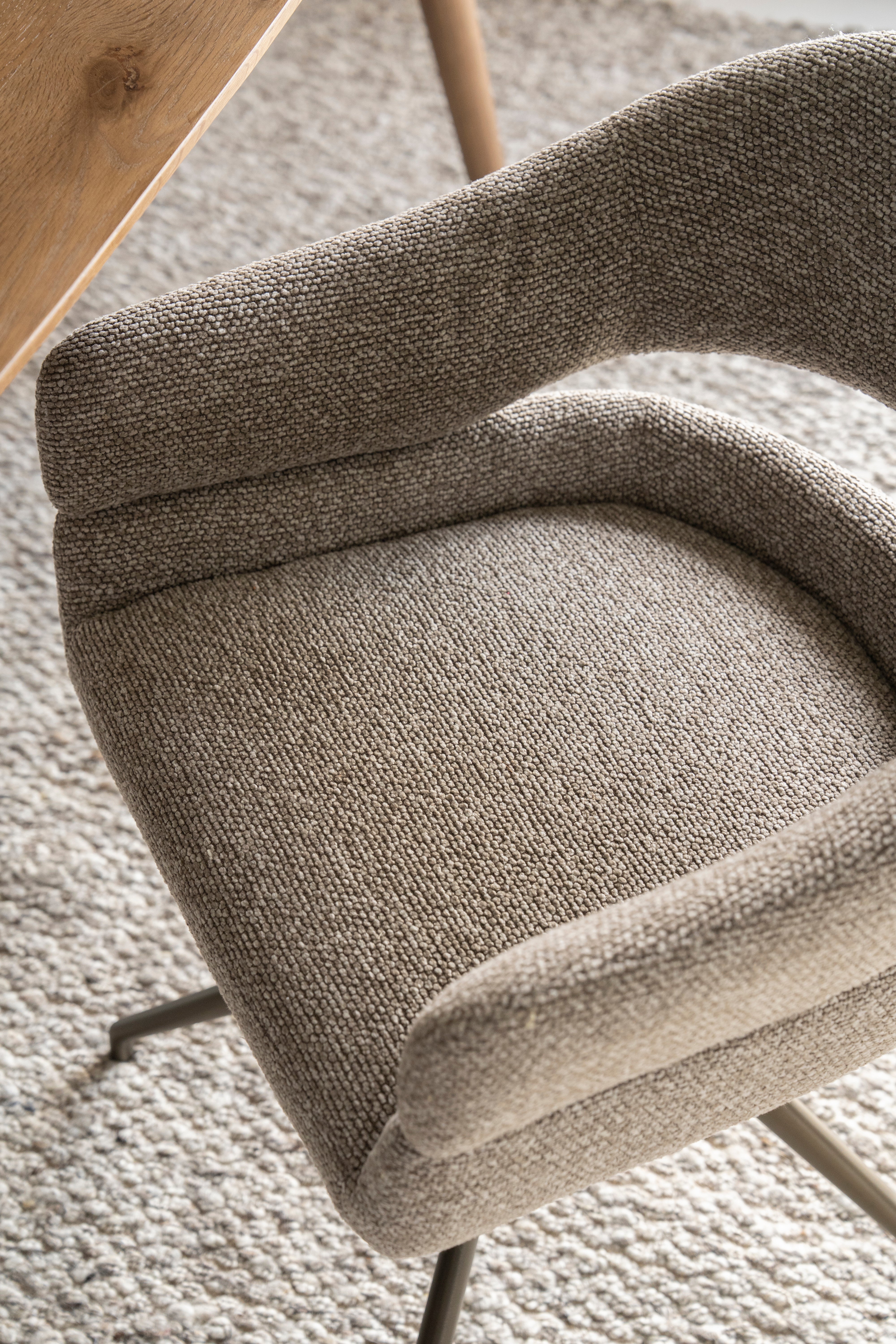 Drehstuhl HAILEY beige mit dunkelbraunem Fuß