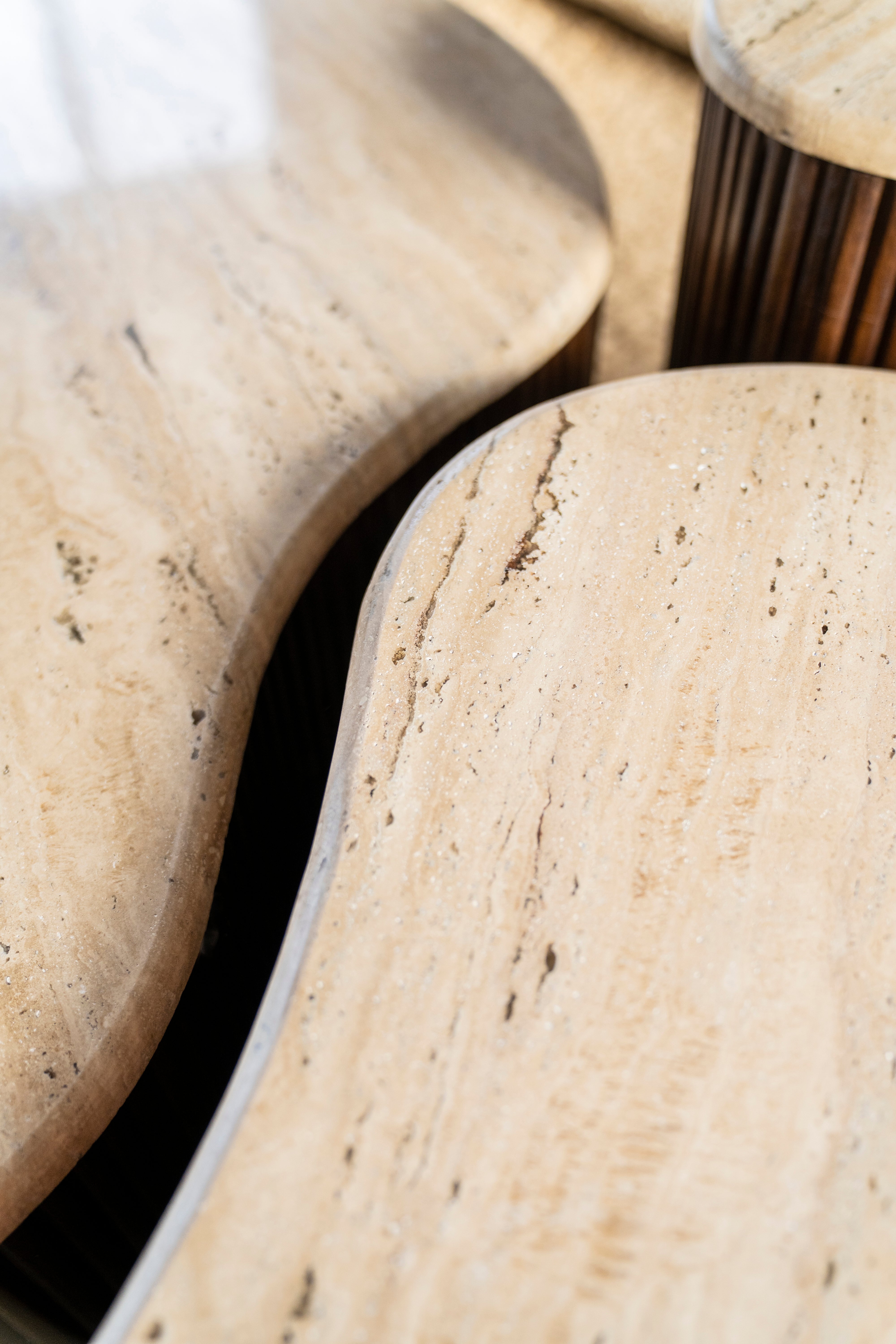 Beistelltisch MARI aus Mangoholz mit Tischplatte aus Travertin