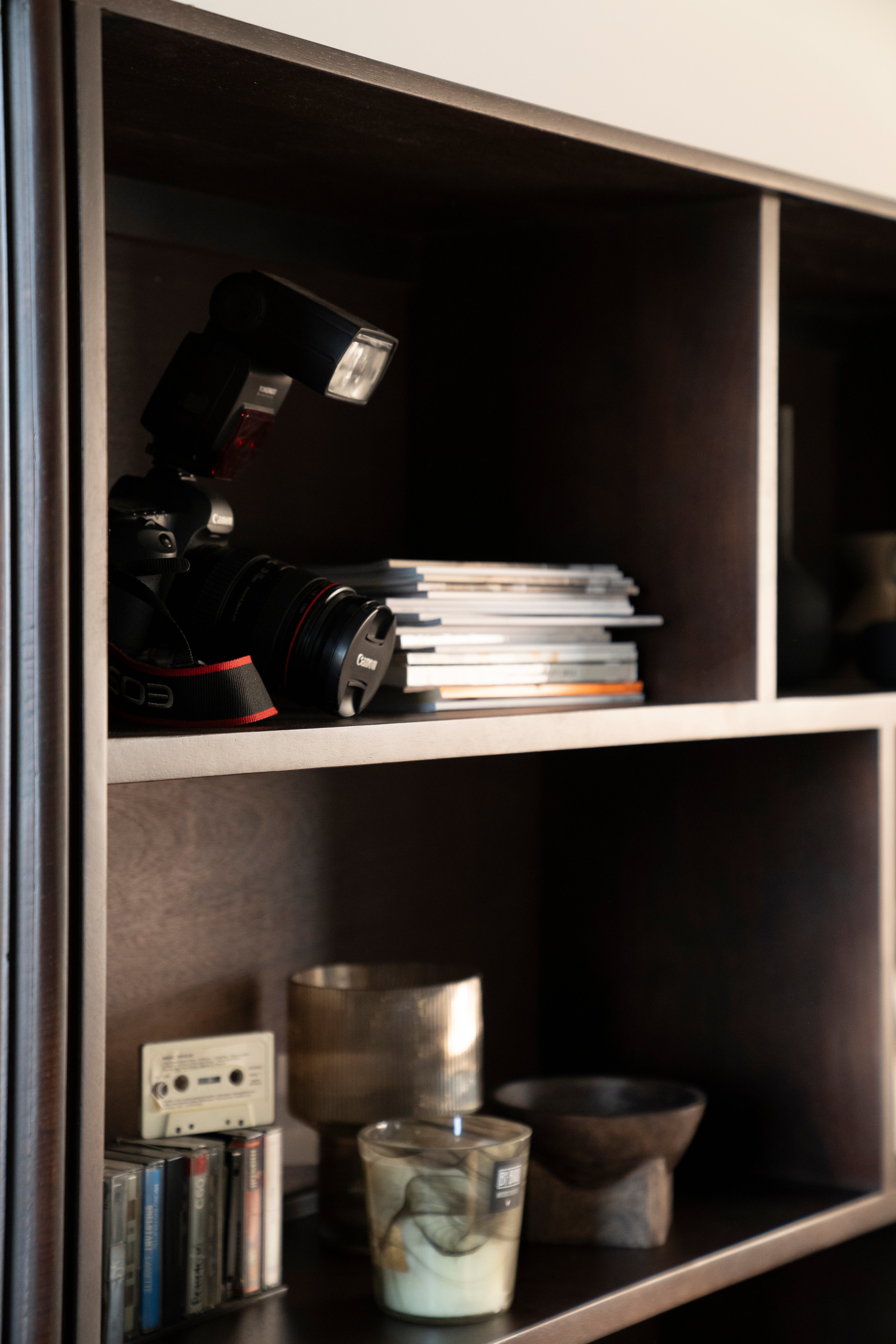 Regál REMI ciemnobrązowe drewno mango