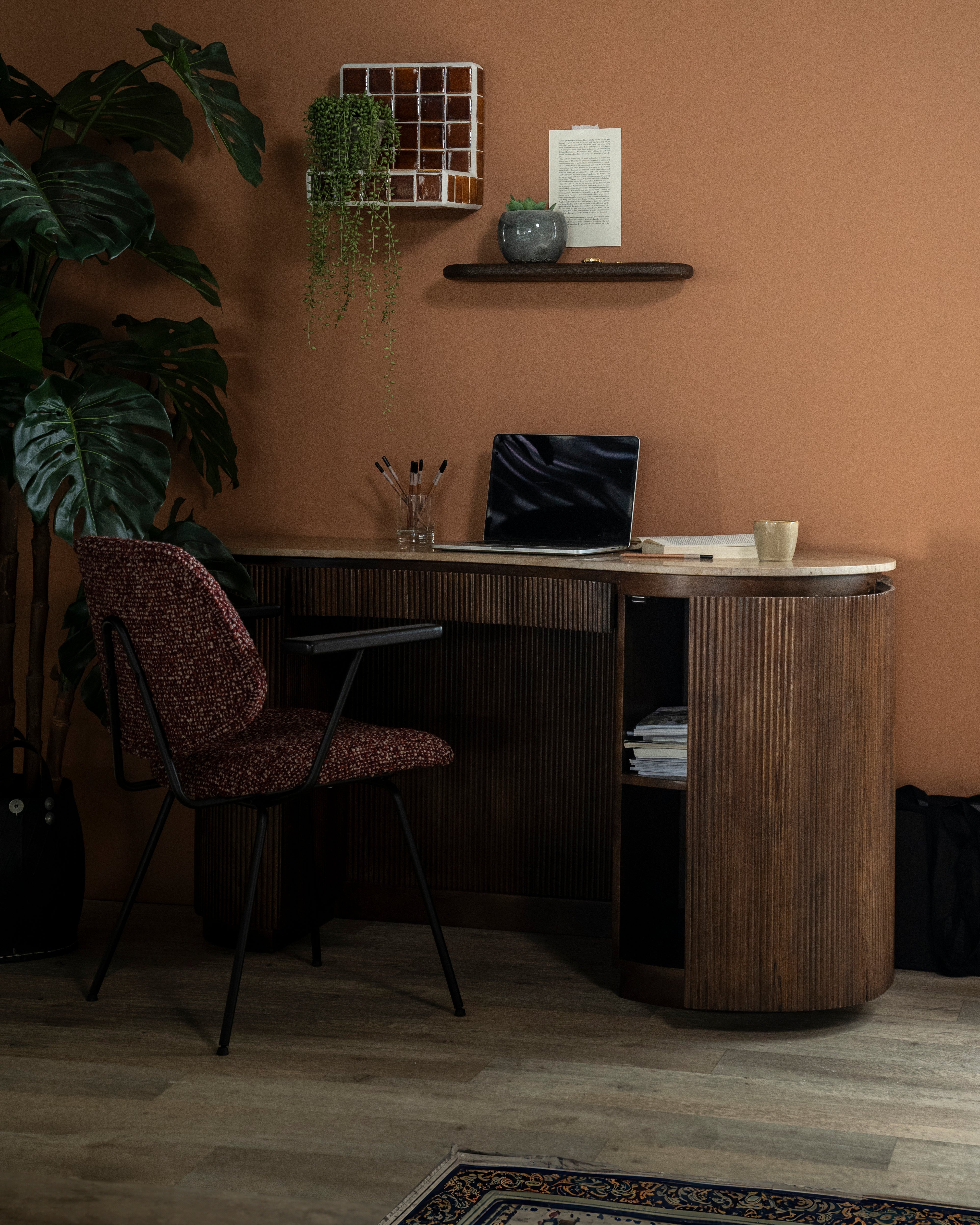 Schreibtisch MARI aus Mangoholz mit einer Tischplatte aus Travertin