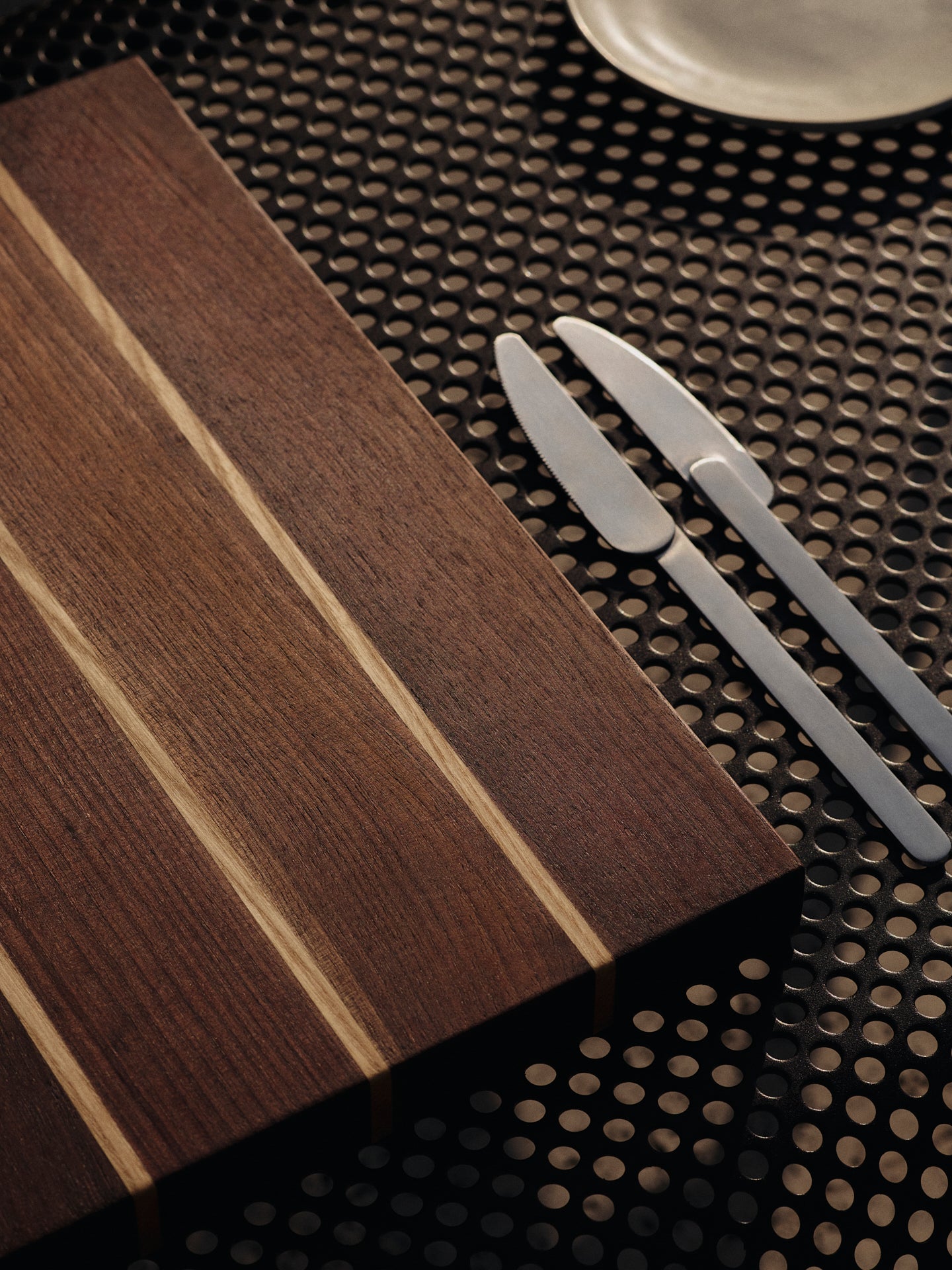 STRIBE walnut wood cutting board