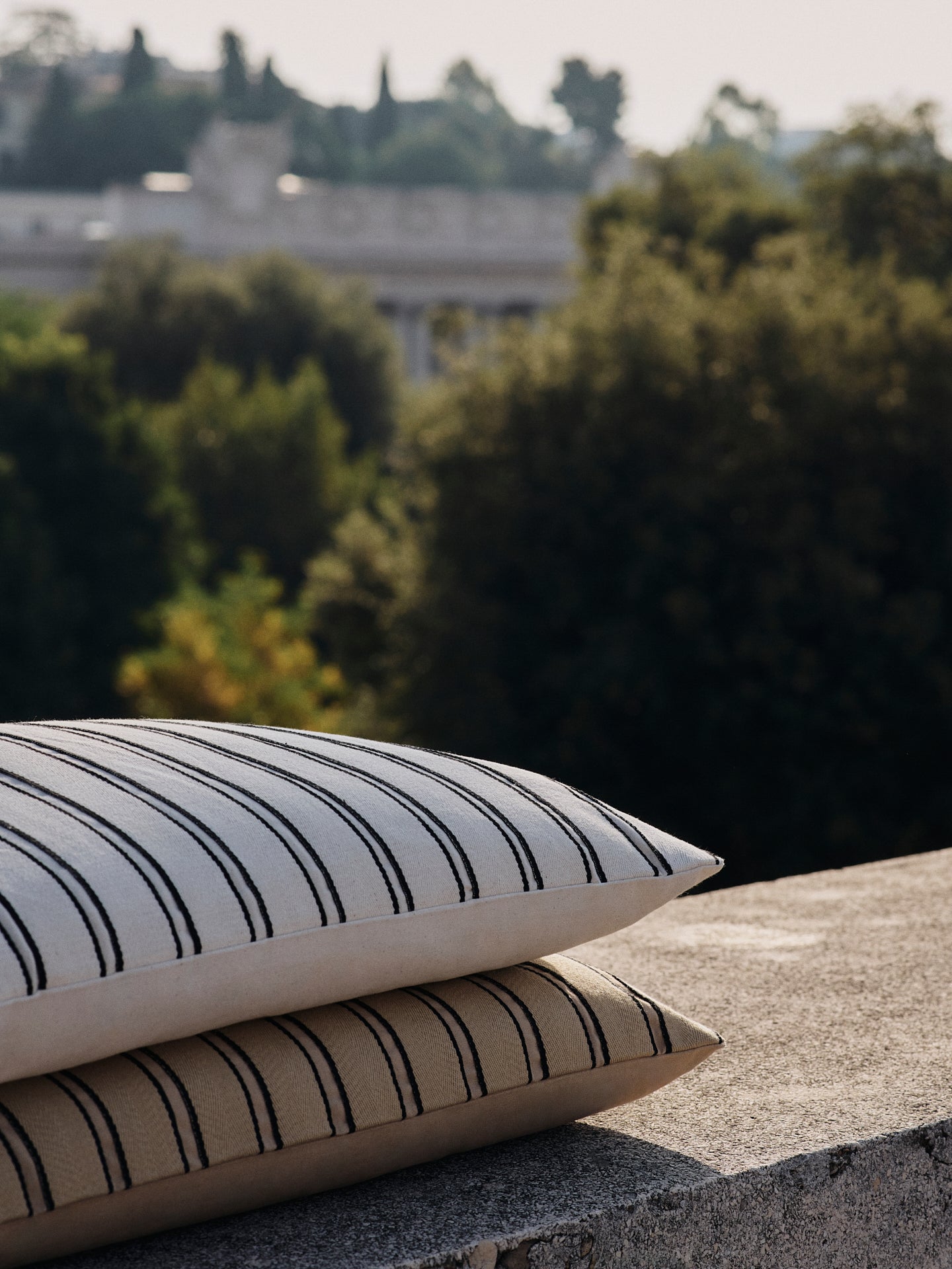 TWILL pillow broken white with black