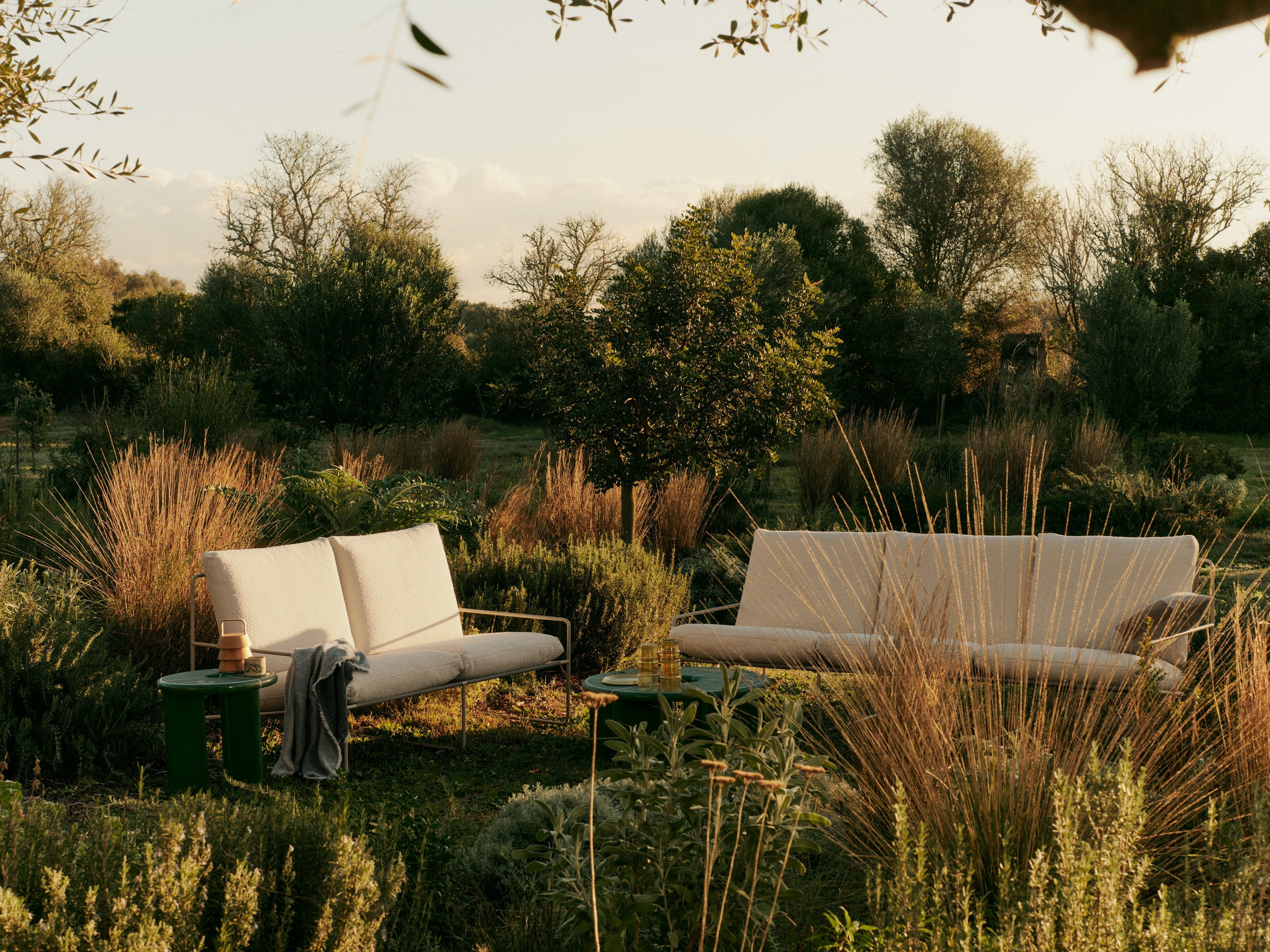 Sofa 3-Sitzer für den Außenbereich DESERT gebrochenes Weiß mit beigem Gestell