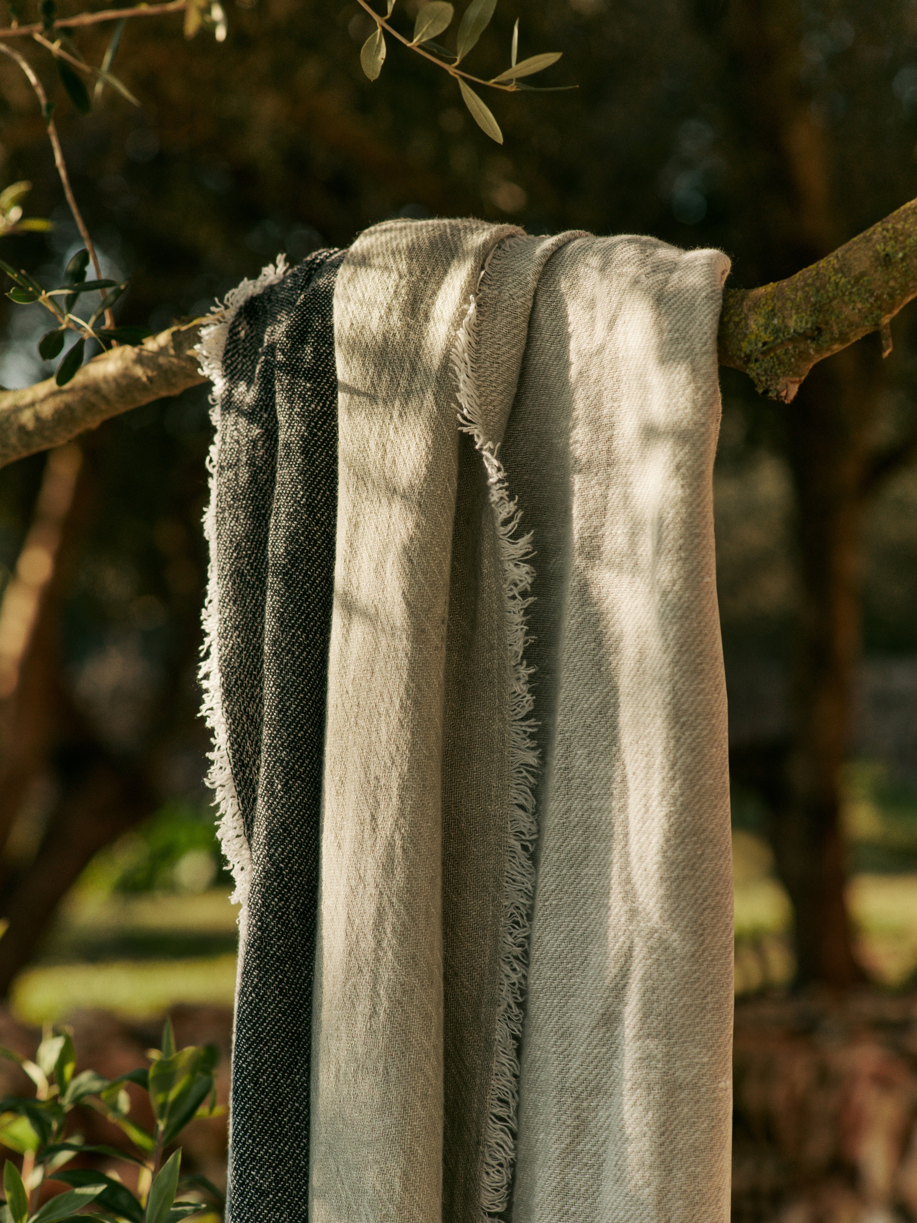Linen bedspread PILA gray with cream