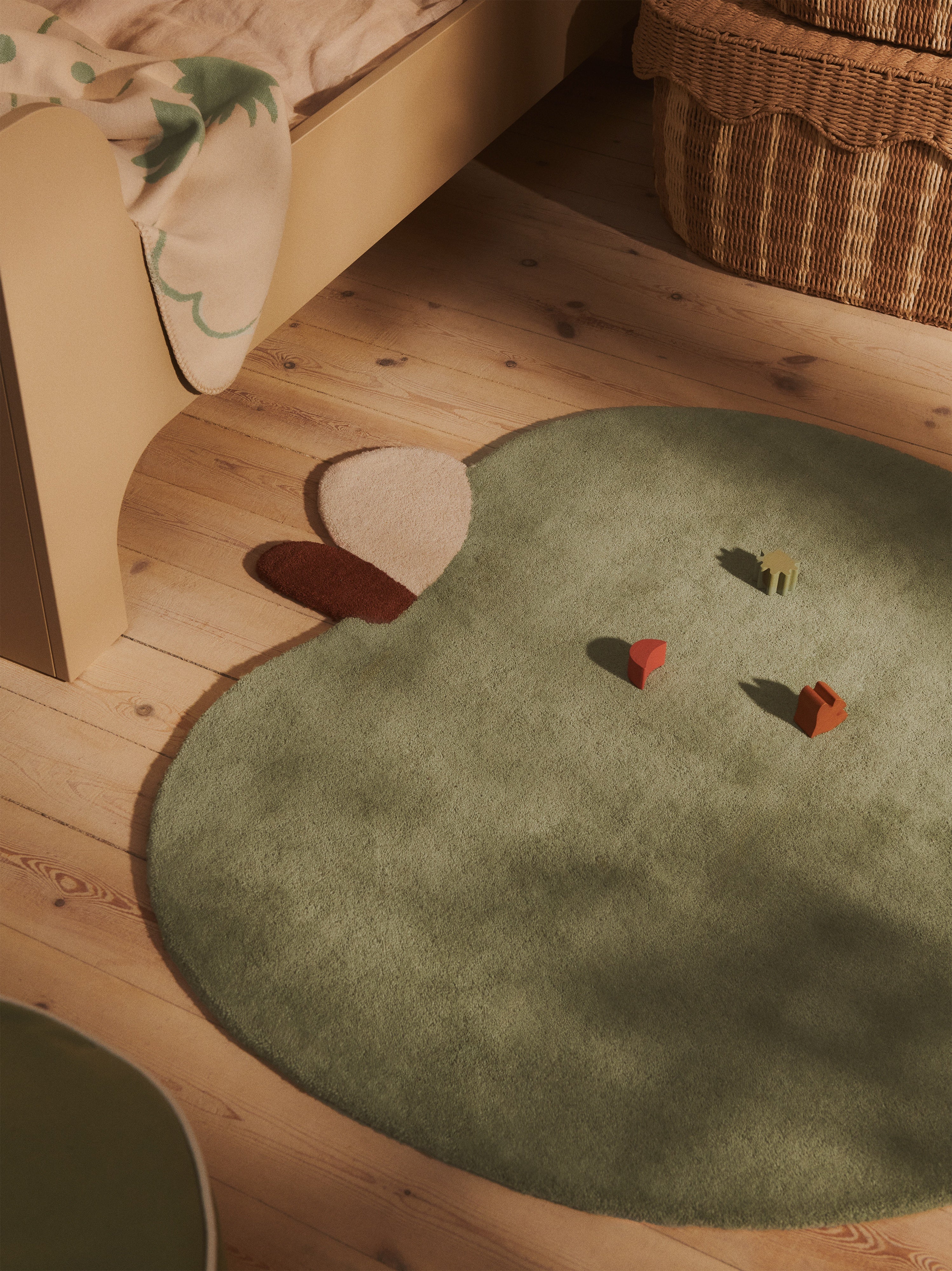 Children's rug APPLE green with brick and beige