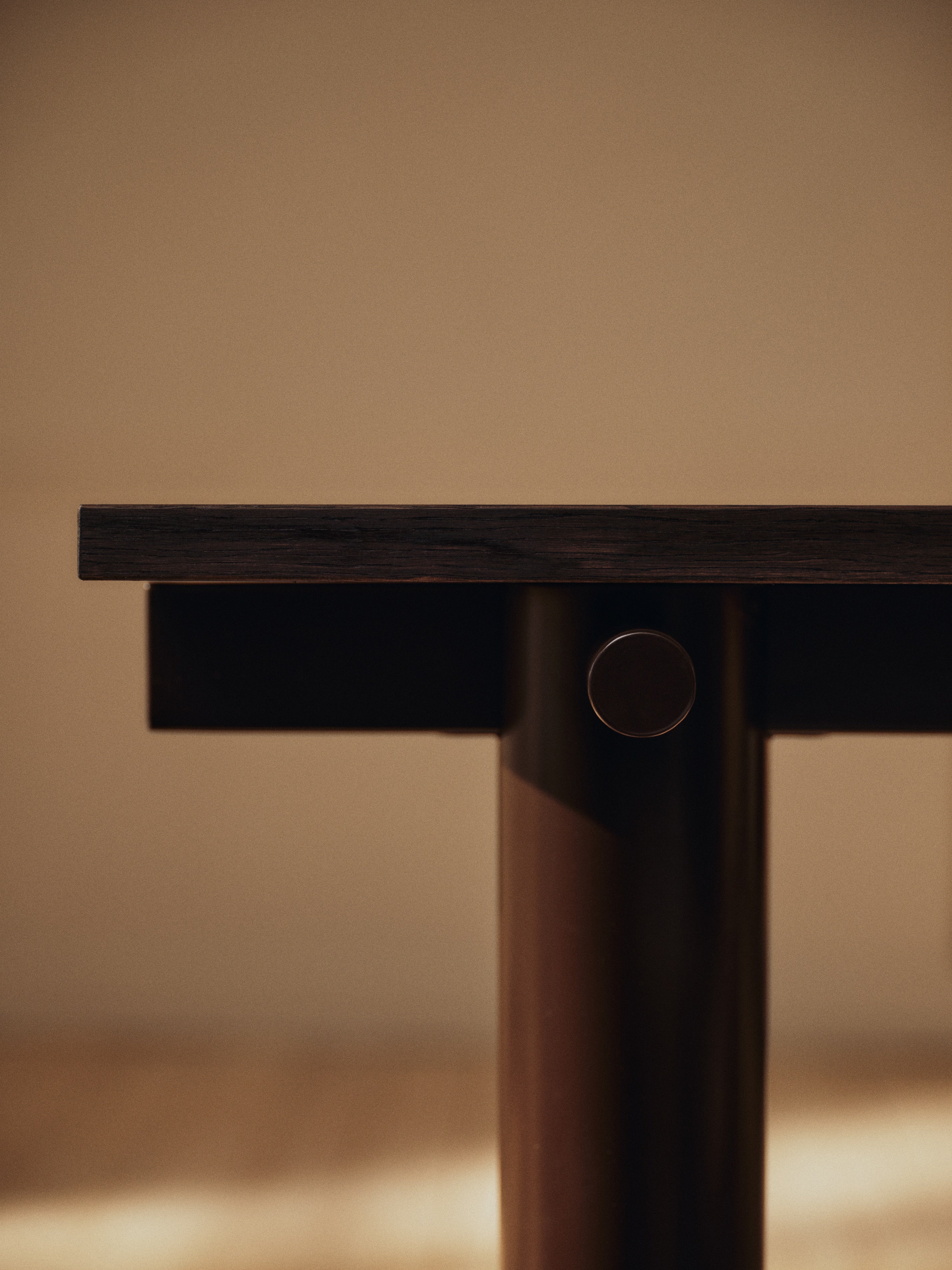 Tisch ATURA dunkle Eichenplatte mit schokoladenfarbener Basis