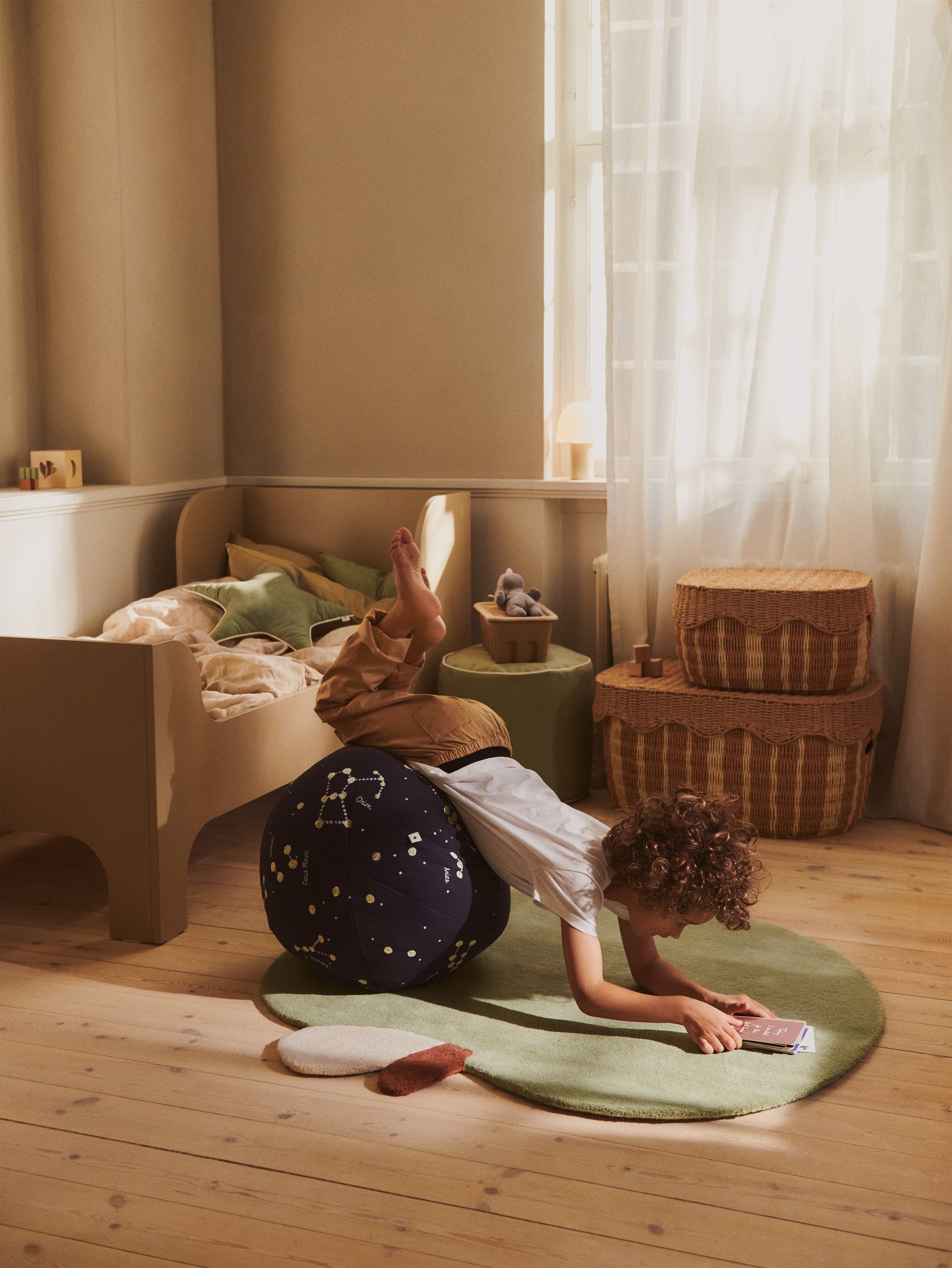 Children's rug APPLE green with brick and beige