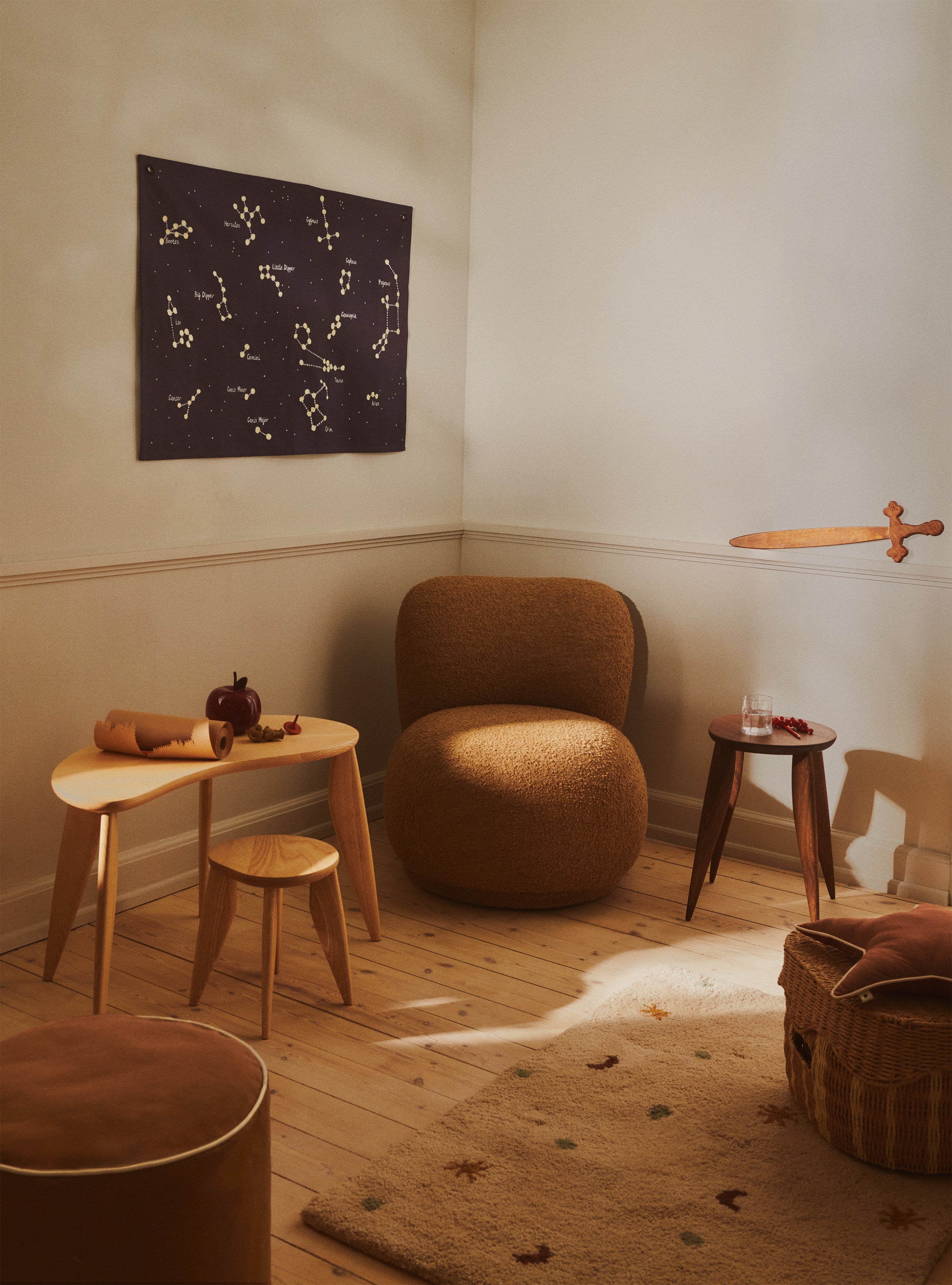 Kinderteppich SKYE beige mit ziegelroten und grünen Akzenten