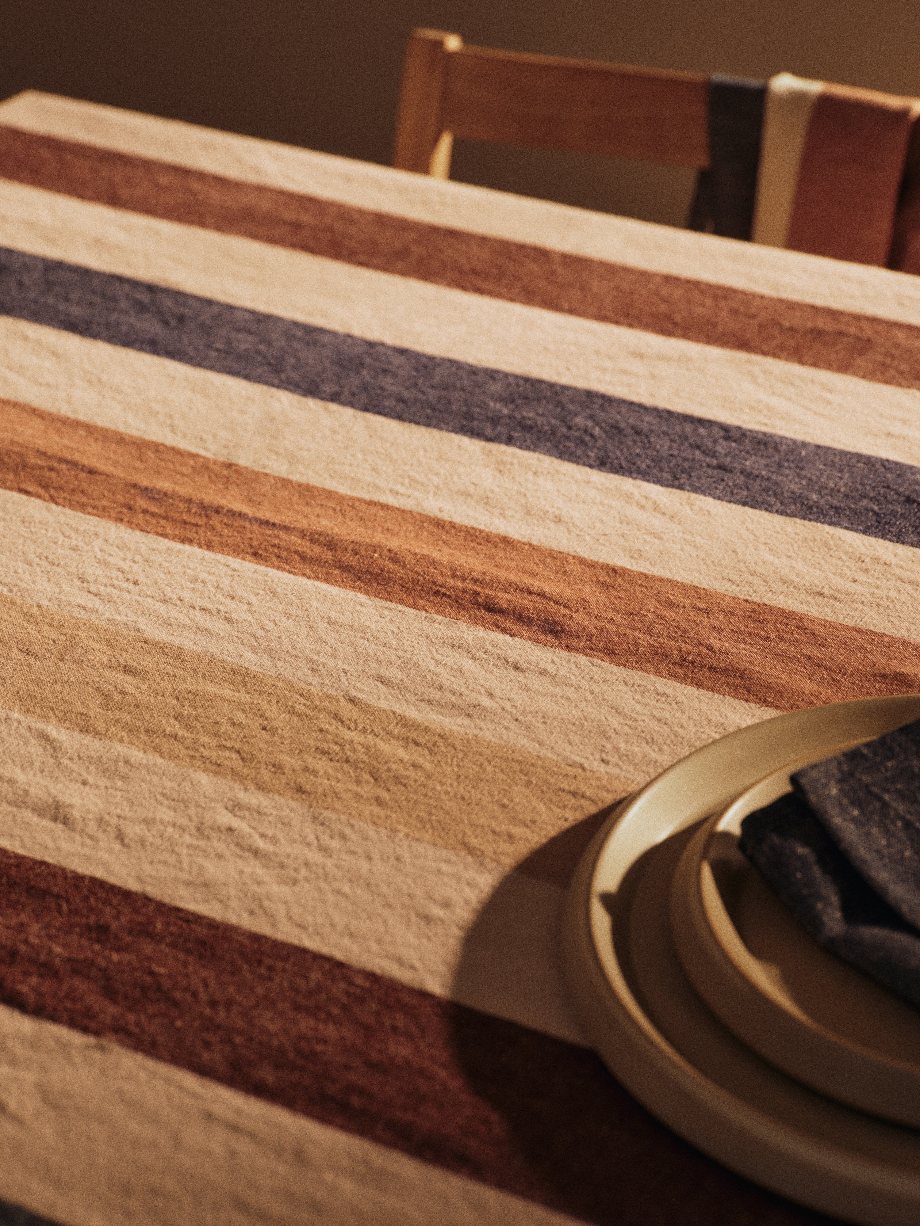 Tischdecke HALE beige mit Kaffee- und Indigo-Tönen