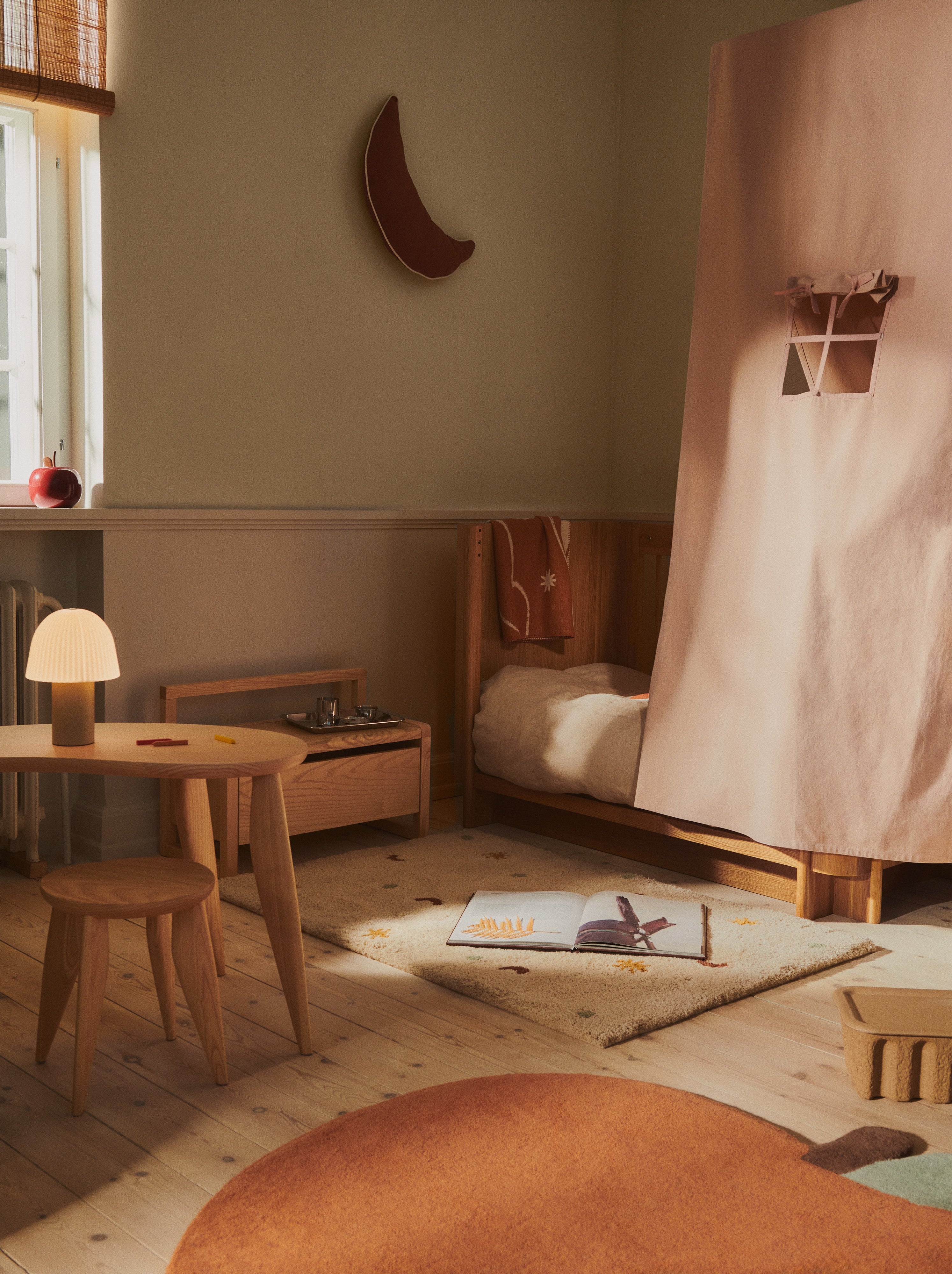 Kinderteppich SKYE beige mit ziegelroten und grünen Akzenten