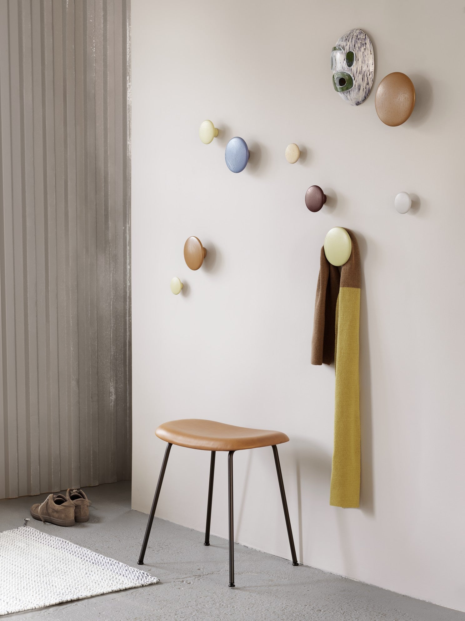 Personalisierbarer FIBER Hocker mit gepolstertem Sitz