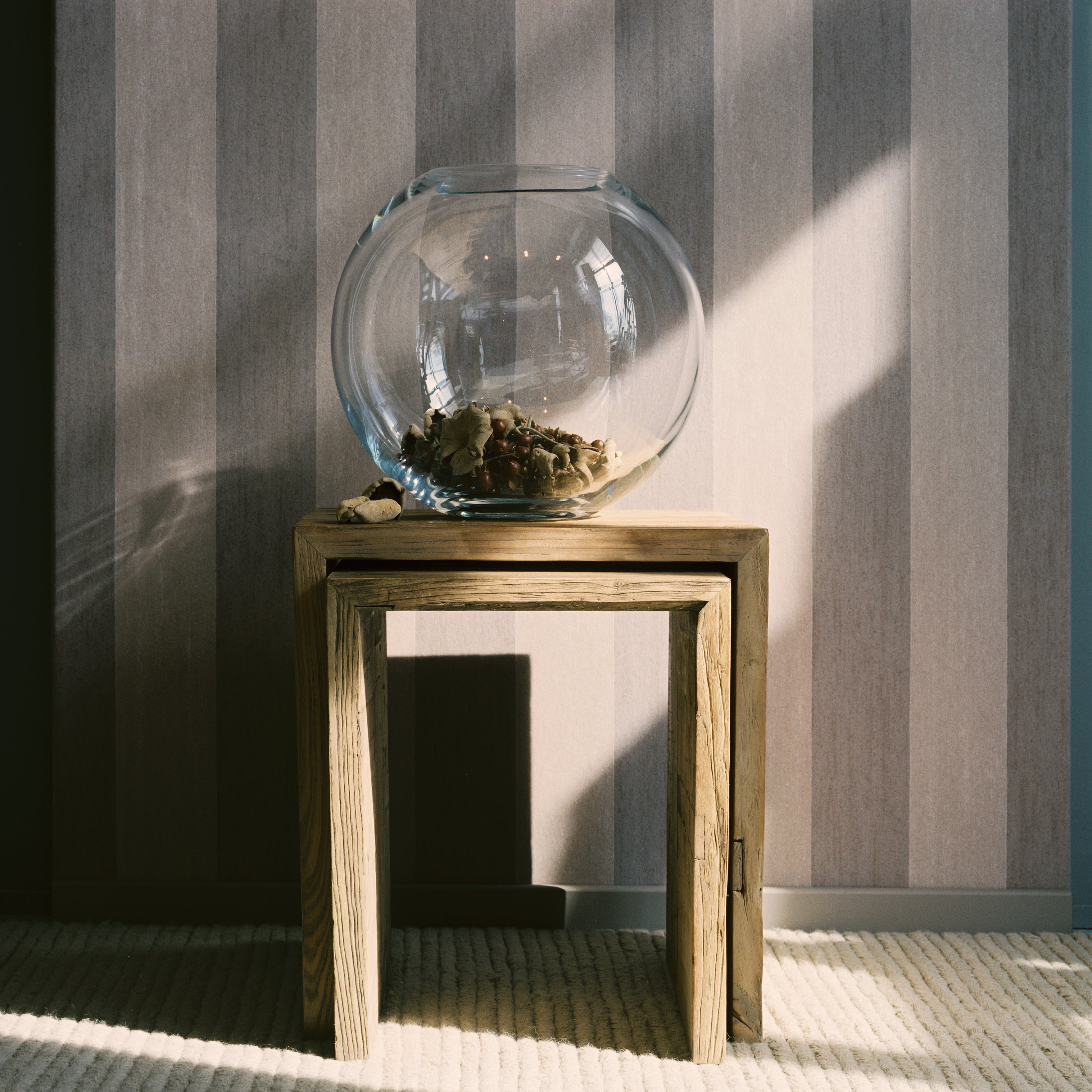 Strukturierte Tapete, die Leinwand im Streifenmuster im Farbton Sand mit Beige imitiert