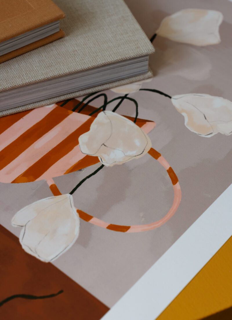 Künstlerische Grafiken weiße Blüten in gestreiften Vase